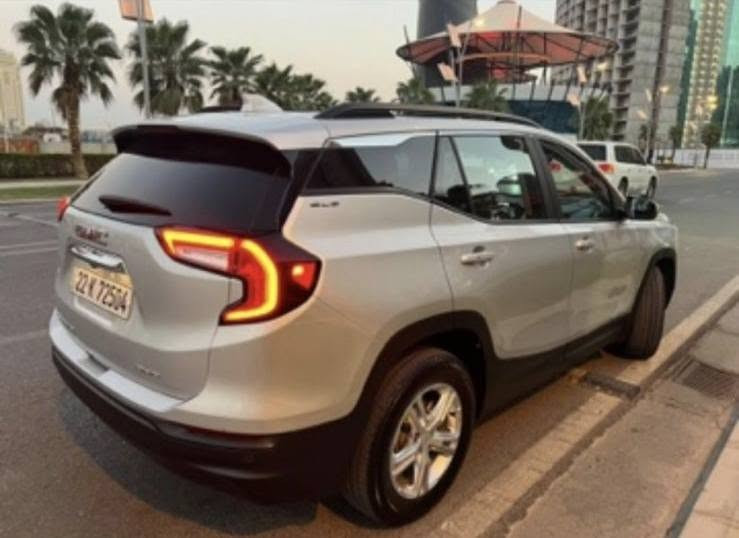 تایبەتمەندیەکانی ئۆتۆمبێڵ:

​مۆدێل و جۆر: GMC Terrain 2022 SLE
دۆخی ڕۆشتوو:115000km
​سیستەمی پاڵنەر: 4WD (دەبڵ ئەکسل)

​سەقف: پانۆراما

​ناوەوە: کوشنی جلد، کوشنی کارەبایی، لەگەڵ سیستەمی حەساسی کوشن.

​سیستەمی گەرمی (هیتەر): کوشنی سایەق و دانیشتووی پێشەوە (سکن) هیتەرە.

​گێڕ: پیانۆ (دوگمەی نوێ)

​سندوق: شەفت

​سیستەمی شۆفێری و سەلامەتی: 

​خەتی جادە (قیادەی زاتی - پاراستنی هێڵی شەقام)

​ڕاداری پێش و دوا

​سیستەمی ئۆتۆ ستۆپ (Auto Stop) بۆ کەمکردنەوەی سەرفکردنی بەنزین

​لایتەکان: لید (LED) بیلادی

​دۆخی ئێرباگ (پەرەشوت): تەنها پەرەشوتی شانەکان تەقیوە (باقی شوێنەکانی ساغە).

​بزوێنەر: 4 پستۆن تۆربۆ (بەهێز و ئابووری).

​تەکنەلۆجیا: شاشەی لەمس گەورە (Apple CarPlay و Android Auto)، بەسمە، بل thingsوتووز و دەرچەی شەحنی خێرا.

زانیاری زیاتر📝: 
دوو دەرگای سایەقی، دەرگایەکی سەکنی سبوغە، لەگەڵ بستێک سەقفی.  

📌 ناونیشان: هەولێر
📞ژمارەی تەلەفۆن: *********** أربيل, العراق
