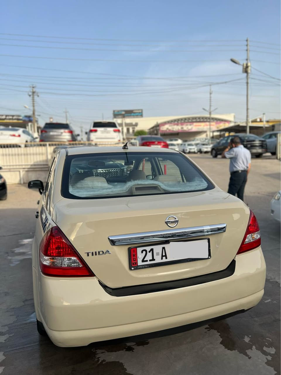 نیسان تیدا مۆدێل ٢٠١٢ بیلاد تەکسی 
سەیارەکە بێ بۆیاخ و بێ نوقسانیە گێر و مەکینەی نەکراوەتەوە و هەموو گیانی بەشەرت ماڵی دۆستە 
سەنەوی و تازەیە و بە ناوی خۆمانەوەیە و بەشەرتی تەحویل و غەرامە ٤ تایەی تازەی لەسەرە سعری ١٤٢ و گەڵا و معامەلەیە *********** السليمانية, العراق
