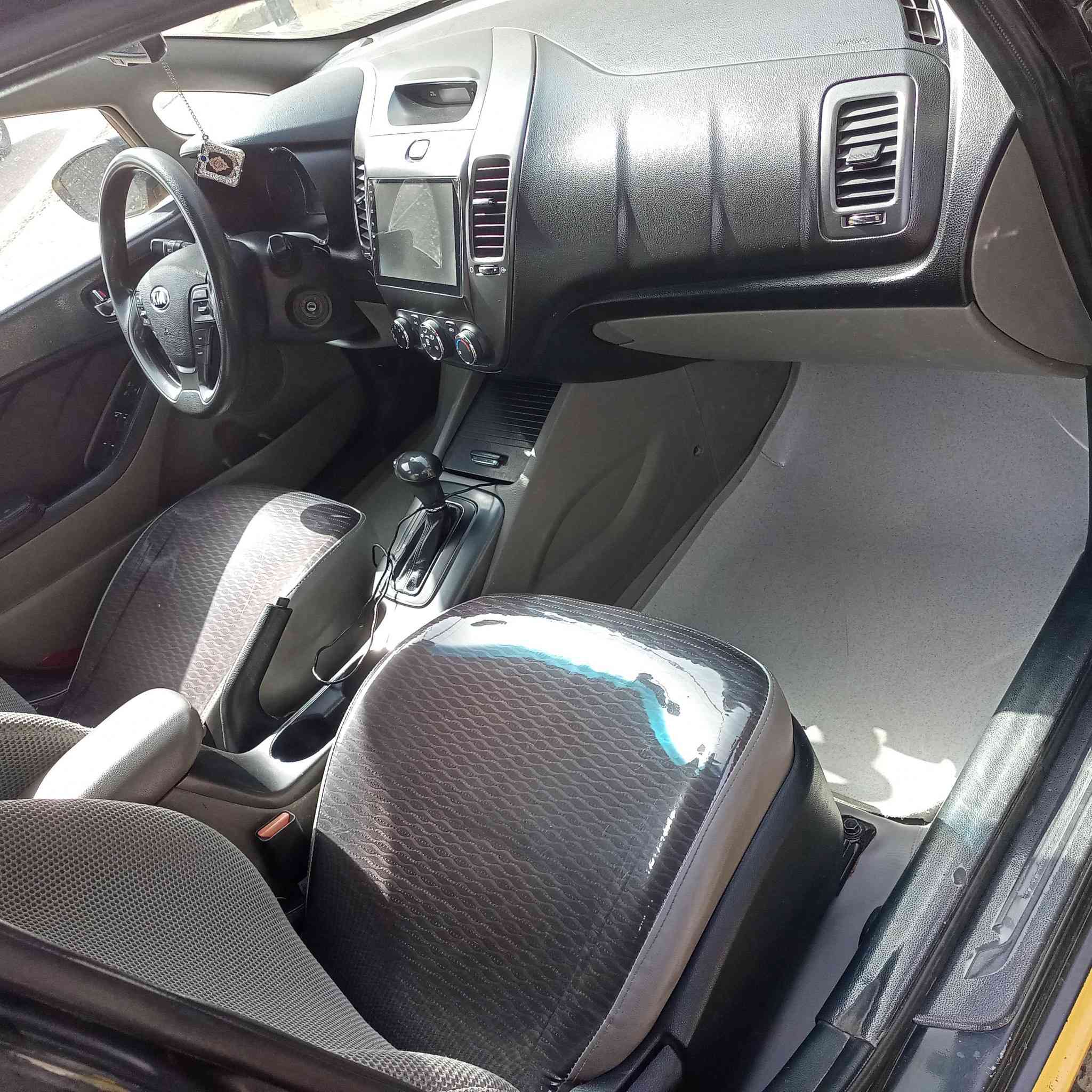 سلام عليكم
كيه فورتي موديل 15 
رقم بغداد بسمي وارد امريكا حادث بنيد مبدل بدون دواخل بدون ايرباك ماشيه 230 كير ومكينه وصدر وتخم تاير خير من لله مكان السياره بغداد المكاسب 
التواصل ***********
السعر 110وبيه مجال للشراي
