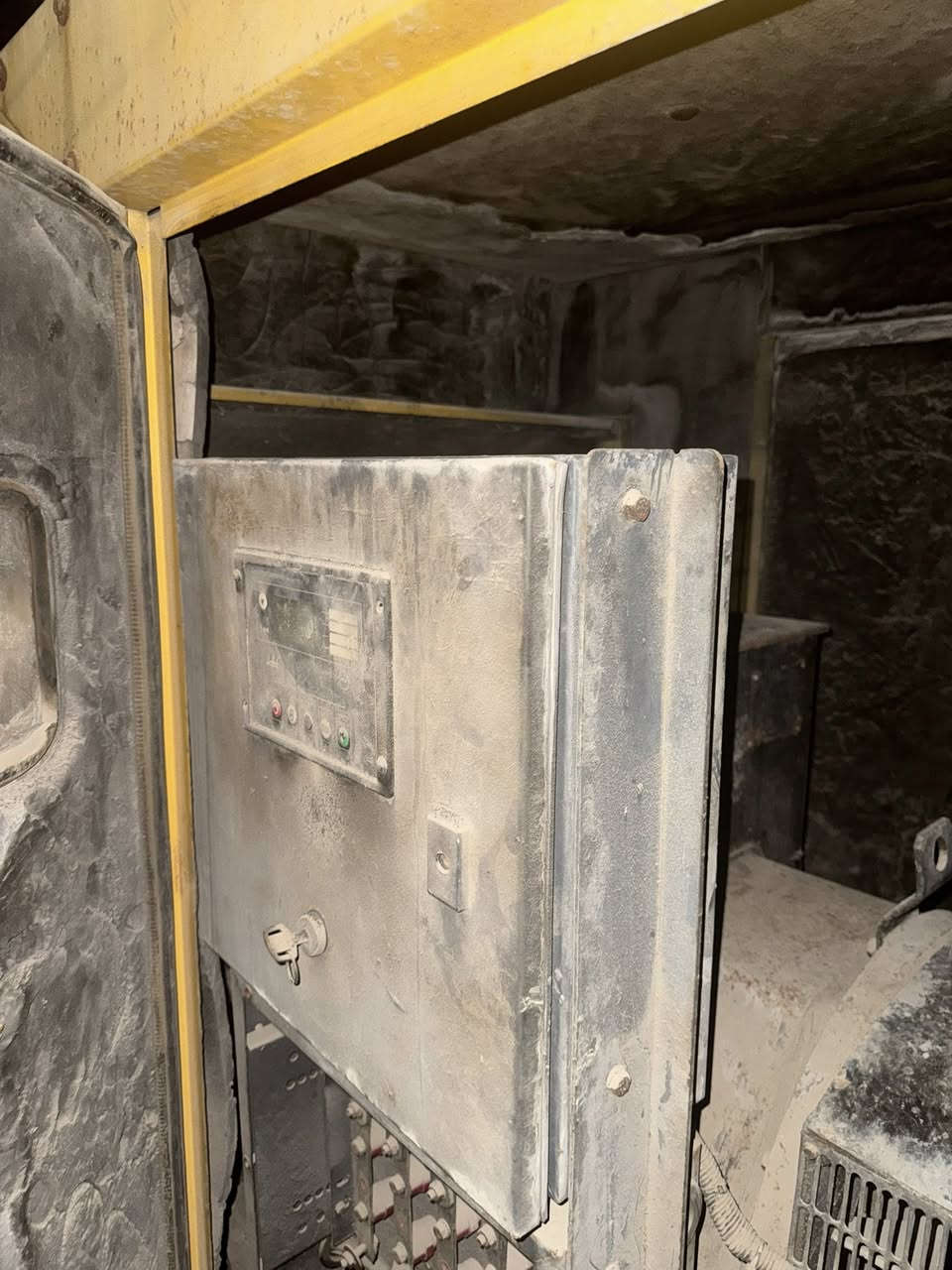 السلام عليكم مولد كمنز  ١٨٠ كيفي كاتم  تشغلك ٢٥٠ امبير المولد  كايمة  تجفتت ترجع لوك احنا تاركينها  • الطول: 3269 ملم
 • العرض: 1168 ملم
 • الارتفاع: 1900 ملم
   السعر ٥٠ ورقة
رقم الهاتف :***********
