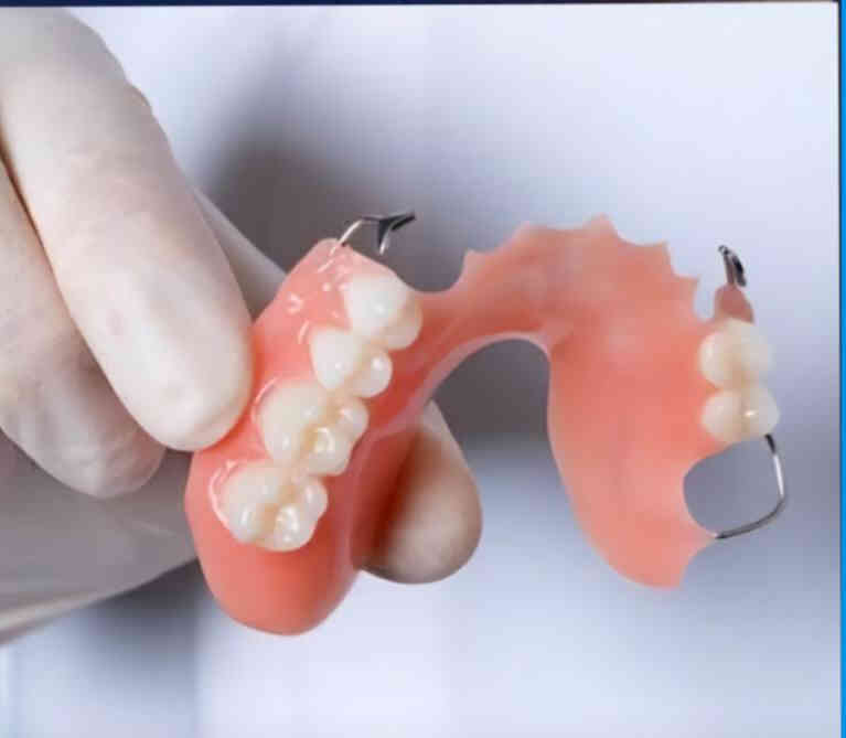 تعلن عيادات طب الاسنان في جامعة الكوفة  استقبال المراجعين وعلاج جميع الحالات التالية وبشكل #مجاني 
1- تنظيف وتبييض الاسنان  
2- قلع الاسنان التالفة وبقايا الجذور 
3- علاج تسوس الاسنان بحشوات دائمية (ضوئية)
4- تركيب طقم اسنان متحرك
 للحجز والاستفسار مراسلتنا علخاص او على واتساب الرقم ***********
#اسنانك #علاج_مجاني
