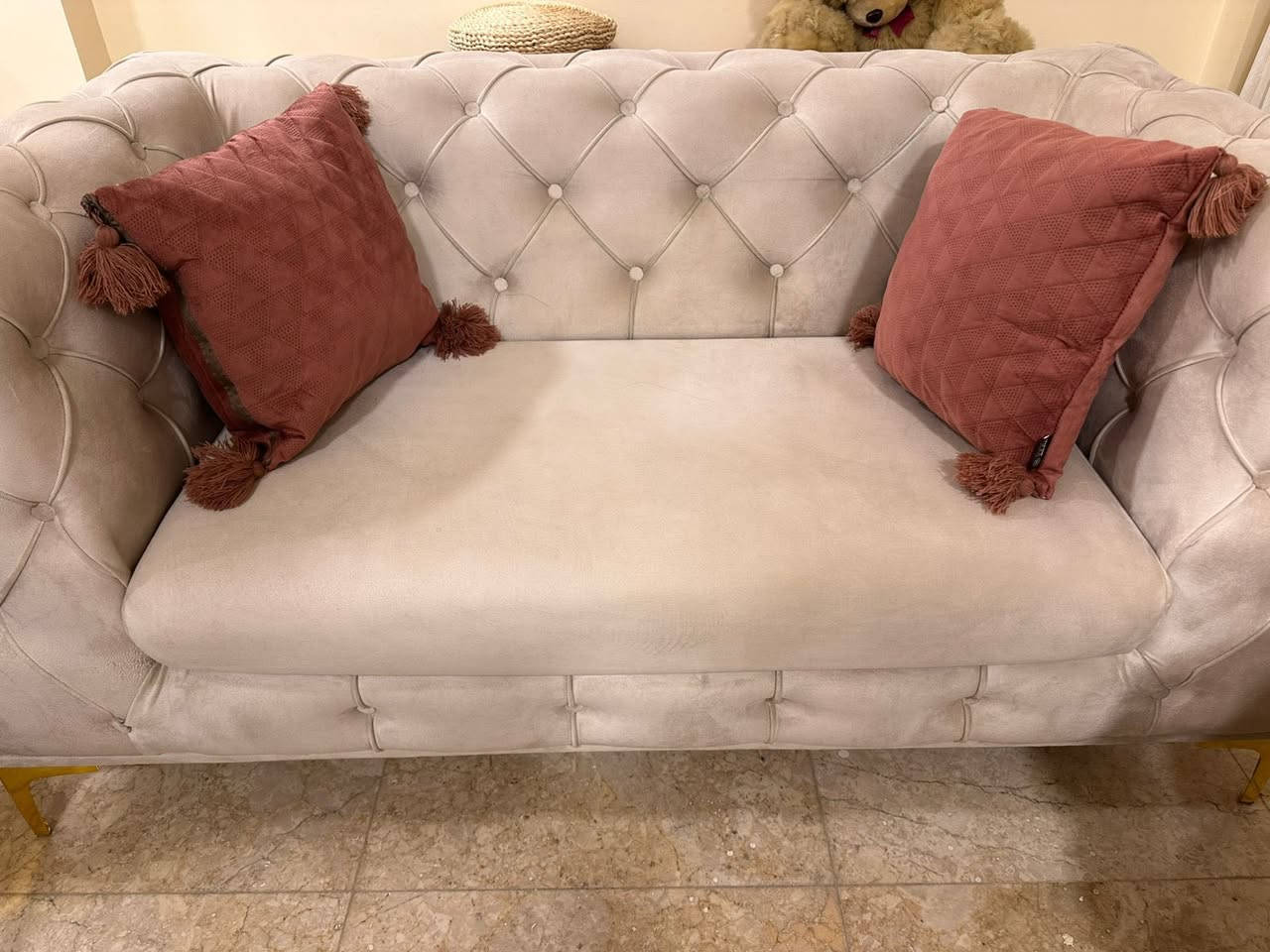 تخم قنفات  تركي نوعية ممتازة جدا وحيل جديد استخدام 5 اشهر
المحتويات:. 
-قطعتين كبار
-قطعه متوسطه (نفرين)
-كراسي عدد2

*التخم وجهين يعني حتى الظهر بي نقشه
مشتري ب870 الف
ابيعه ب500 الف
مكانه السيدية
واتس اب
 ***********
