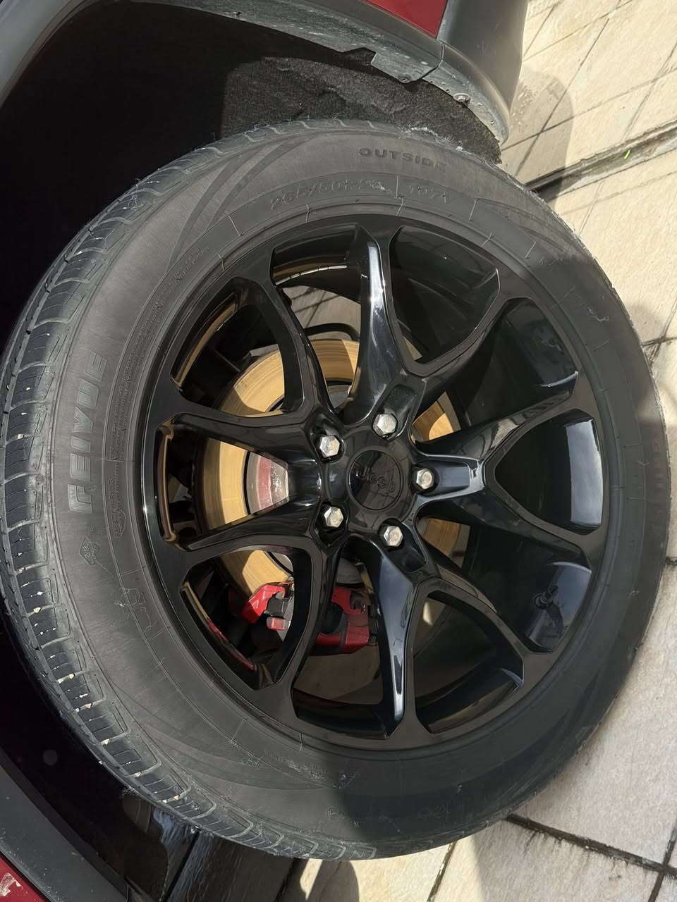 السلام وعليكم جيب شيروكي موديل 12 خليجية كلين بدون ظربه فقط بارد باب خلفي موضح بصور
🇺🇸عليها تخم تايرات جديدة 
🇺🇸ويل اسود 
🇺🇸كامره خلفيه وحساسات 
كراسي كهرباء 🇺🇸
✅شاشه بلوتوث 
✅انارة داخليه متغيره الالوان 
✅صدر امامي خلفي جديد 
سيارة مكفوله ومصروف عليها هواي شغل واطلع .السعر وباقي التفاصيل تواصل واتس ***********
