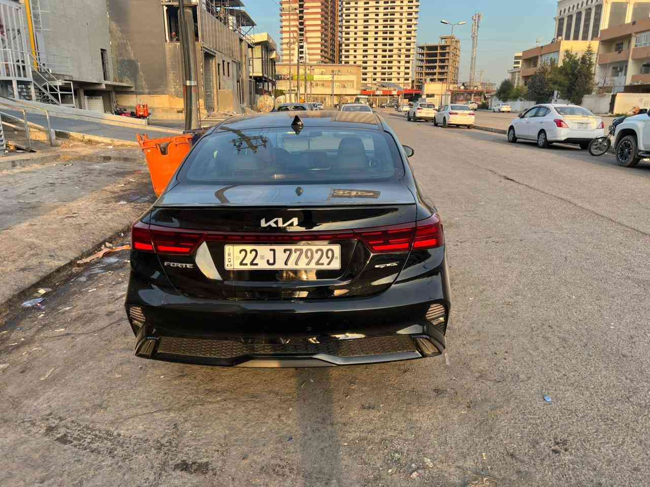 للبيع – كيا فورتي GT لاين موديل 2022 🚗
🔥 بحالة ممتازة جداً – جاهزة للاستخدام
✔️ اللون: أسود ملكي 🖤
✔️ بدون فتحة سقف
🔹 المواصفات:
محرك 2.0 لتر – 4 سلندر بقوة 147 حصان �
Edmunds
ناقل حركة أوتوماتيك (CVT)
دفع أمامي (FWD)
اقتصادية بالوقود (حوالي 33 MPG) �
Edmunds
🔹 المواصفات الخارجية:
تصميم رياضي GT-Line
جنوط ألمنيوم قياس 17 إنش
أضواء LED أمامية وخلفية
كشافات ضباب LED
سبويلر خلفي رياضي
🔹 المواصفات الداخلية:
شاشة كبيرة 10.25 إنش
نظام ملاحة
Apple CarPlay & Android Auto
بلوتوث + USB
مقاعد رياضية (قماش + جلد صناعي)
مقود رياضي متعدد الوظائف
تشغيل بصمة + ريموت ستارت
🔹 أنظمة الأمان:
نظام مانع التصادم الأمامي
نظام المحافظة على المسار
نظام النقطة العمياء
مثبت سرعة ذكي
حساسات أمامية وخلفية + كاميرا خلفية
نظام فرامل ABS + توزيع إلكتروني
🔹 مميزات إضافية:
5 ركاب – مساحة مريحة
استهلاك اقتصادي + قيادة ناعمة
تصميم شبابي رياضي مميز
📍 السيارة نظيفة جداً وخالية من المشاكل
💰 السعر: ( 140$ ) مجال  قليل 
📞 للتواصل: *********** أربيل, العراق
