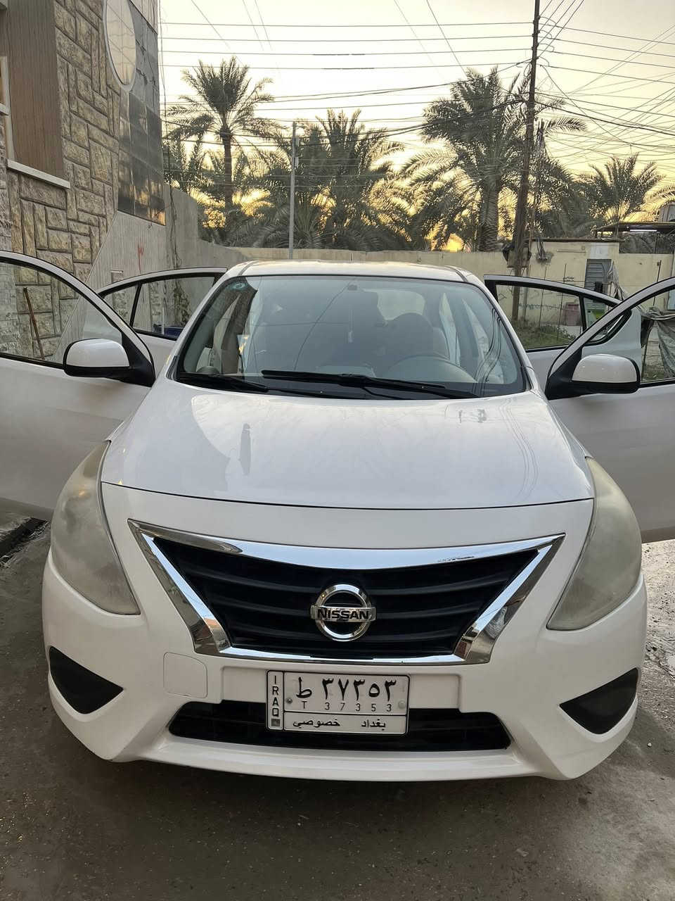 نيسان سني نظيفة جداً ماشية 60 الف بيها خدوش بسيطة بحكم الشارع ***********
