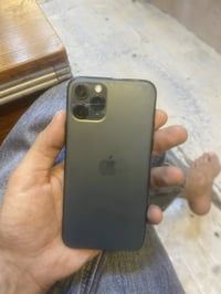 ١١ برو ذاكره ٢٥٦ ممفتوح ولا مبدل شي فقط سواد شاشه وتشتغل لمس فيس ايدي ...