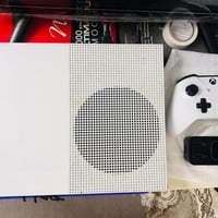 xbox one s  حجم الذاكرة 1TB جهاز نظيف موضح كدامك بالصورة، كامل ملحقات ...