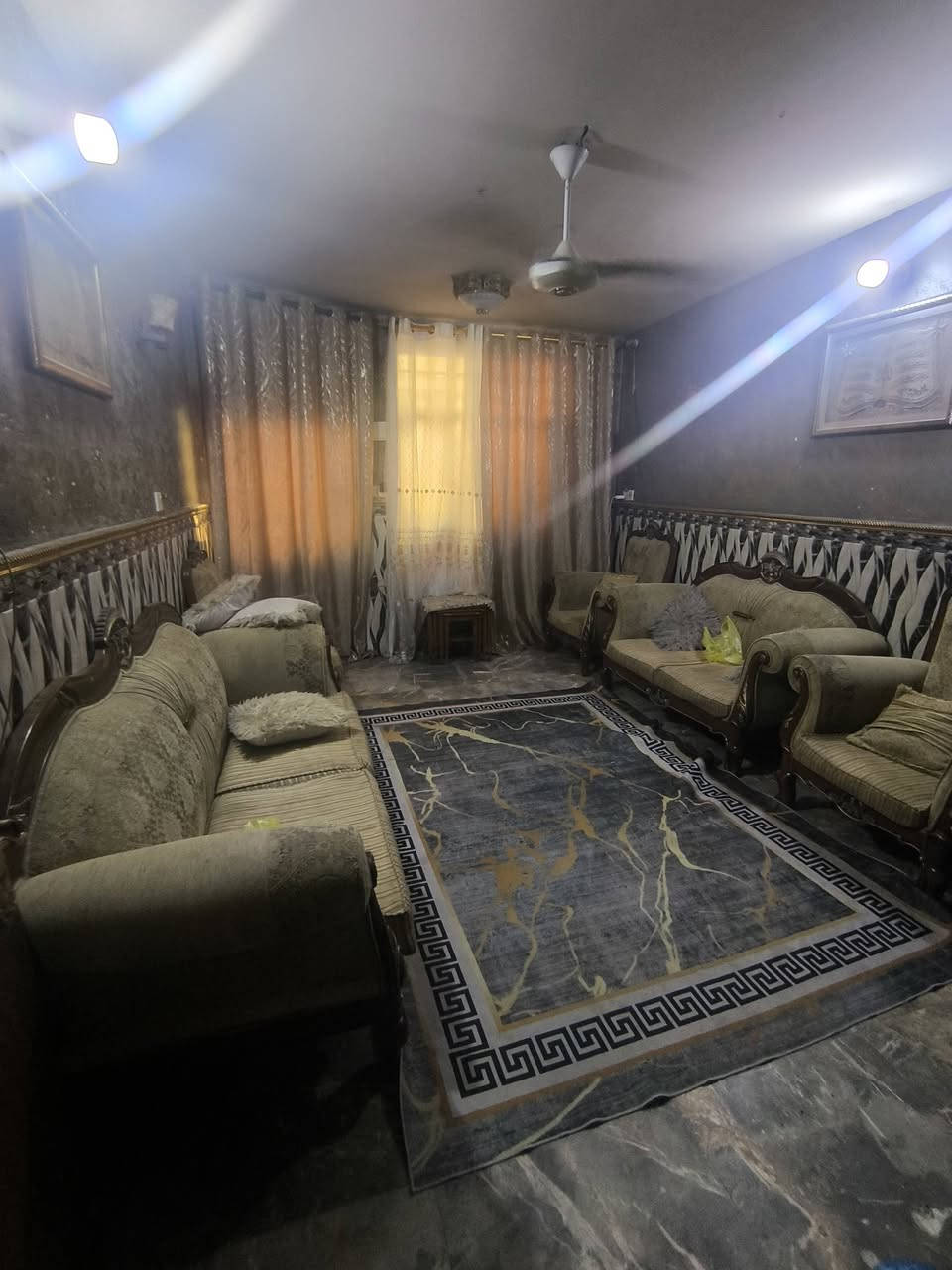 مشتمل للبيع 
عنوانة/ مجاور مجمع ن والقلم منطقة هادئة  وتبليط وماء ومجاري وكهرباء  كامله طابو خدمات ملك صرف قريب جدا من الشارع والعام
مساحتة 60 
للاتصال ***********
