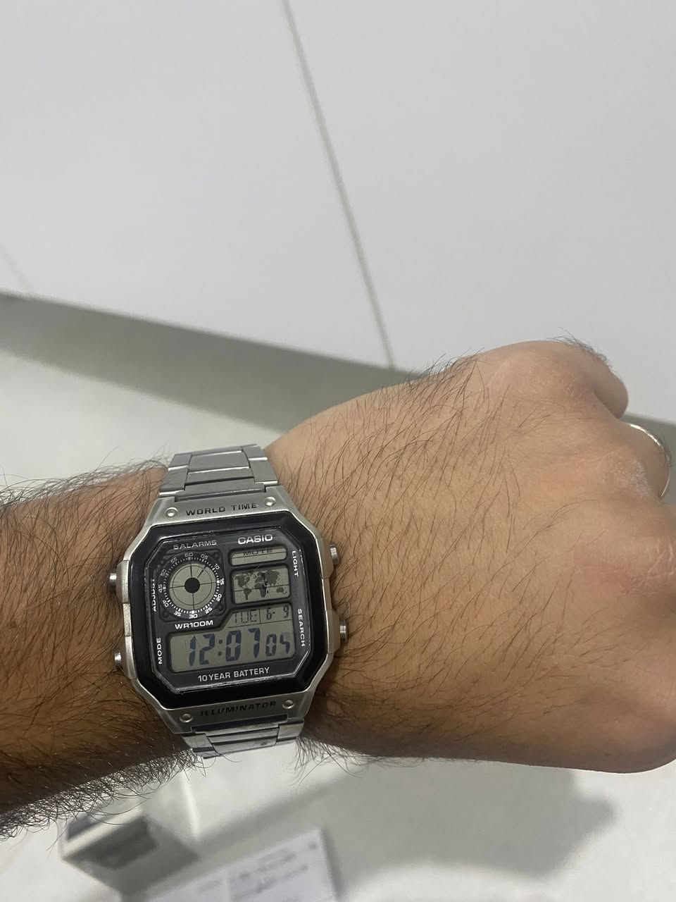للبيع ساعة كاسيو رويال (AE-1200WH) الغنية عن التعريف، الساعة تم شراؤها من الوكالة مباشرة، وهي أصلية 100%. الساعة بحالة ممتازة جداً (استخدام قليل ونظيف).
المميزات التي تجعلها صفقة ممتازة:
 الأصلية: ليست تقليد، مع كافة ملحقاتها الأصلية (العلبة والكتالوج).
 الضمان: ضمان دولي لمدة 10 سنوات.
 المواصفات: ساعة دولية (World Time) تدعم توقيت مدن متعددة، إضاءة LED، تصميم أيقوني جذاب، ومقاومة للماء.
 الحالة: نظيفة جداً، تحافظ على فخامة الساعة الجديدة.
🚚 خدمة التوصيل: متوفر خدمة توصيل لجميع المناطق
للمهتمين بالشراء أو الاستفسار عن تفاصيل إضافية، يرجى مراسلتي على الخاص. ام واتساب 
wa.me/9647839432888


**إذا كنت صاحب هذا الإعلان وتريد حذفه لأي سبب، رجاءا أرسل رسالة إلى الدعم الفني**