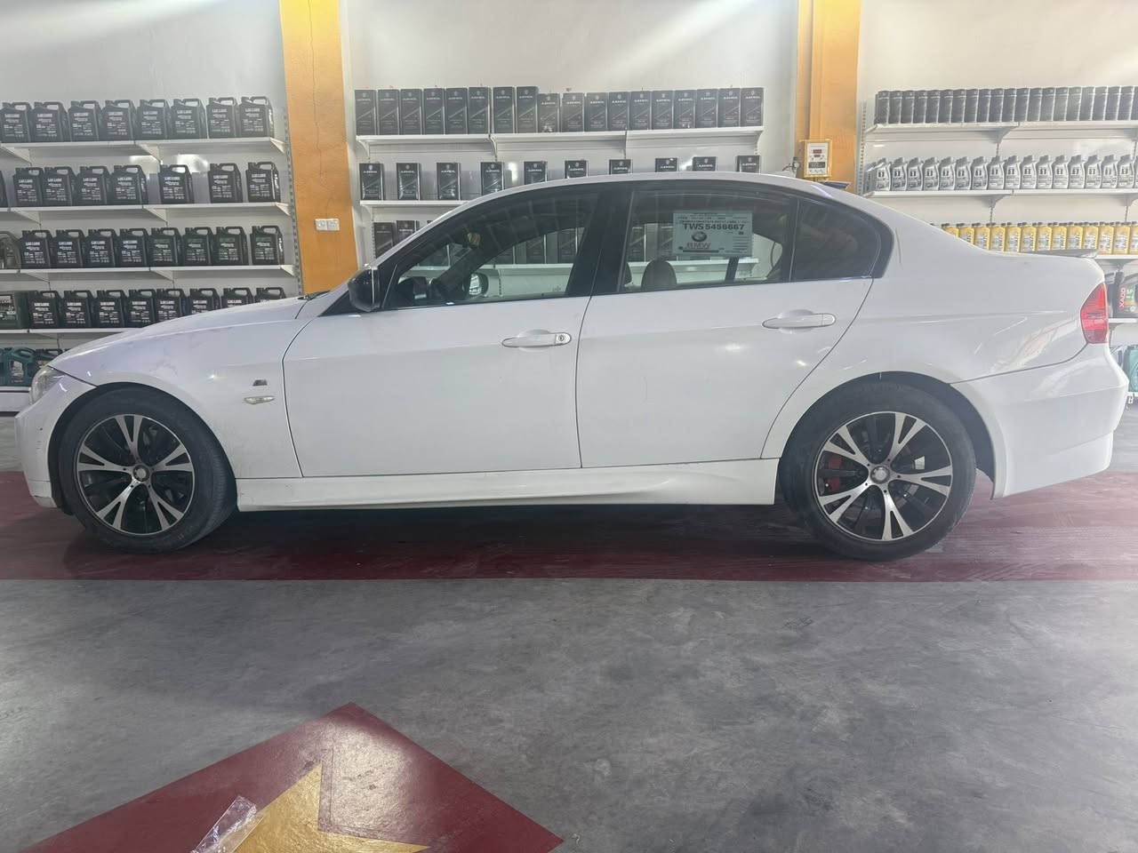 السلام عليكم.. من رخصة اصحاب الكروب
عندي BMW e90 
موديل السيارة 2009 
حجم السيارة 328i
مكينة 6 سلندر N52 المرغوبة
السيارة بيها صبغ خمس قطع 
اريد مراوس ويا جالنجر موديل 2015 وفوك مصبوغة عام .. 
ونتفق على الفرق 

***********

