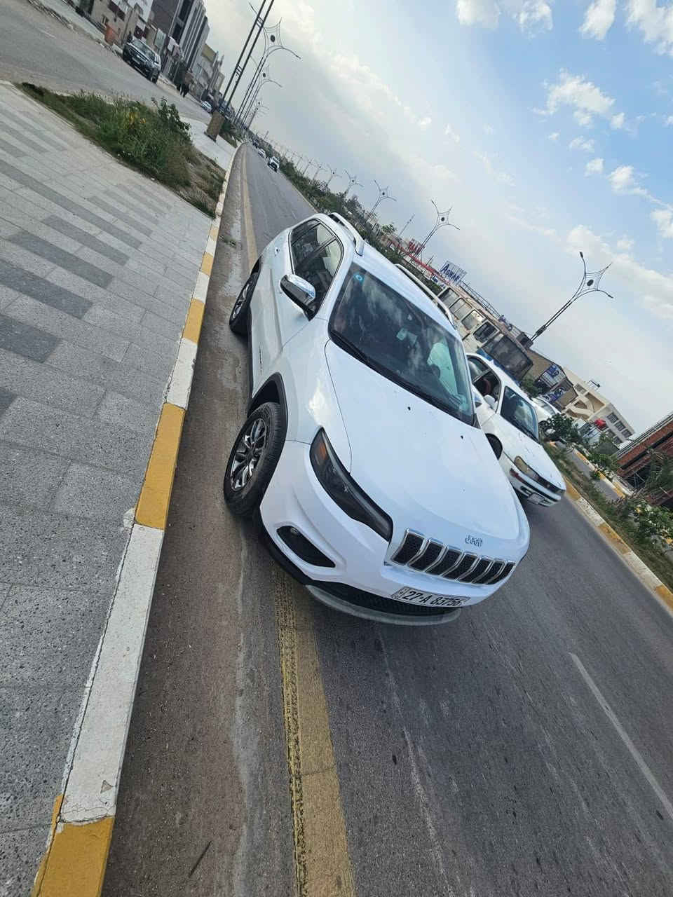 السلام عليكم
جيب شيروكي 2019 فئة لاتيوتيد  اللون ابيض رقم ذي قار الجديد  تحويل ثاني يوم 

ضررها كلش تافه طرف بنيد نفسه راجع بدون دواخل بدون تبديل 

موصفات 
دواخل اسود 
فول تحكم ستيرن 
شاشة بلاديه unconect 
سايد بريك بصمه 
‏4x4 فور ويل ماوس تحكم 
نظامين تدفئه وتبريد بحاله ممتازه 
منافذ يو إس بي 
لايت زينون led جميع اناراتها + كشاف 
5وضعيات قيادة 
هيتر مري
گير 9نمر 
قطعتين تبريد
كرسي كهرباء 
محرك 4 سلندر 

والى اخره  من المواصفات المعروفه 
السعر ١٣٥$ وبيها مجال بسيط حك الجيه 

العنوان ذي قار مركز 
تواصل ***********

