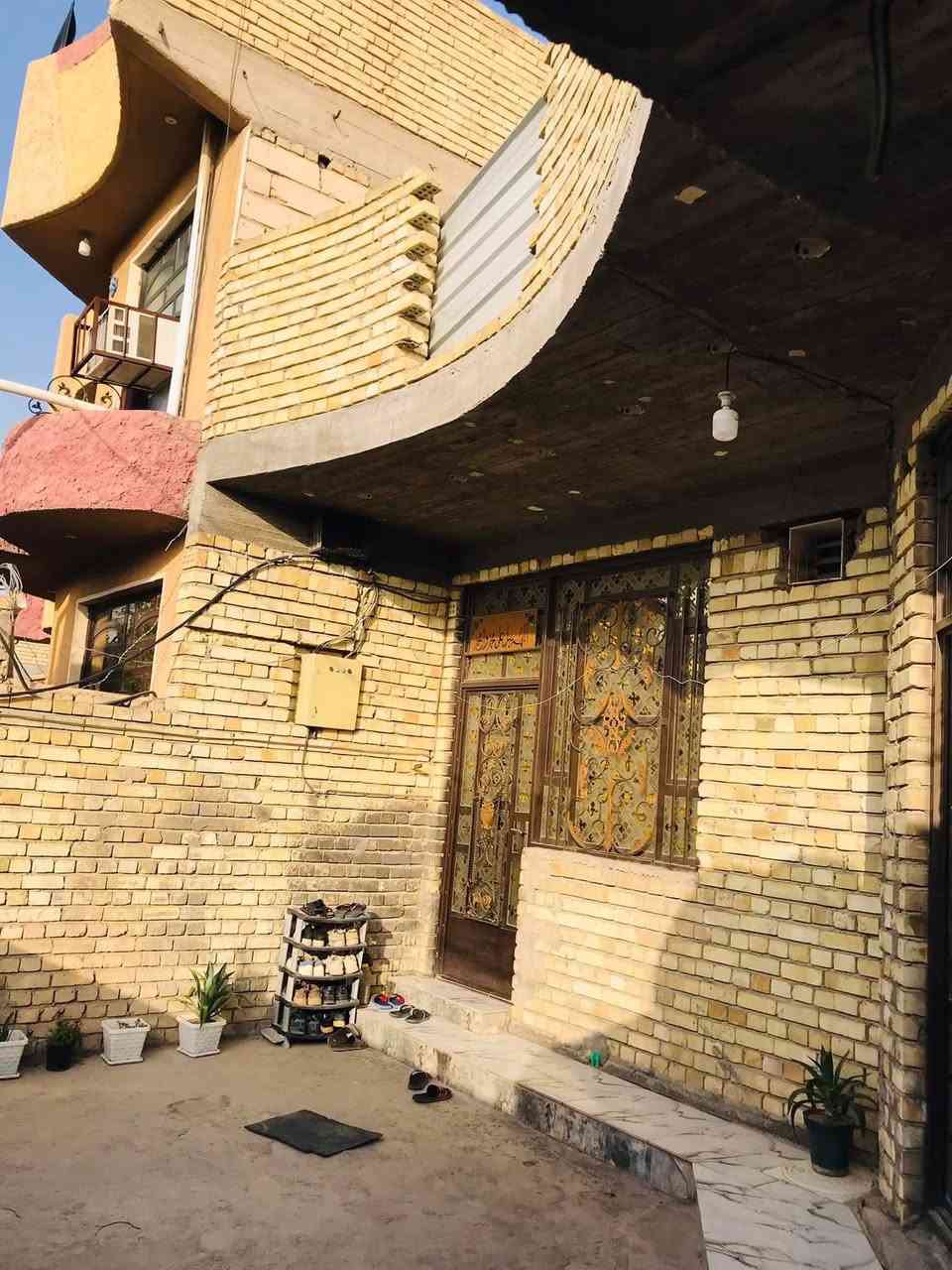 السلام عليكم
الدار للبيع مساحه 150 متر طابقين 

تفاصيل الطابق الاول / استقبال /مطبخ / صاله / غرفه نوم / حمام 2
طابق ثاني / غرفتين نوم / صاله / حمام 2
المكان قريه الحريه 
باقي التفاصيل الاتصال / ***********
