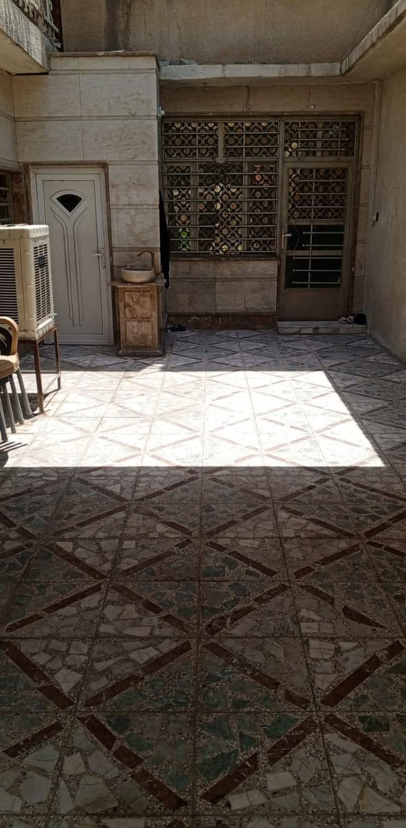 دار للبيع
دار ملك صرف المساحة الكلية 214 م يتكون من كراج كبير واستقبال كبيرة وغرفة نوم وحمام وصالة و مطبخ والطابق الثاني غرفتي نوم وصالة وحمام وعلى سطح المنزل كرفان سندويج كبير مستخدميه كمخزن .. الحديقة مفروزة ومباعة .. يقع الدار في بداية شارع الاصفر ثاني فرع من الشارع العام .. السعر المطلوب 230 مليون.. للاستفسار اكثر الاتصال على
 *********** أبو علي
