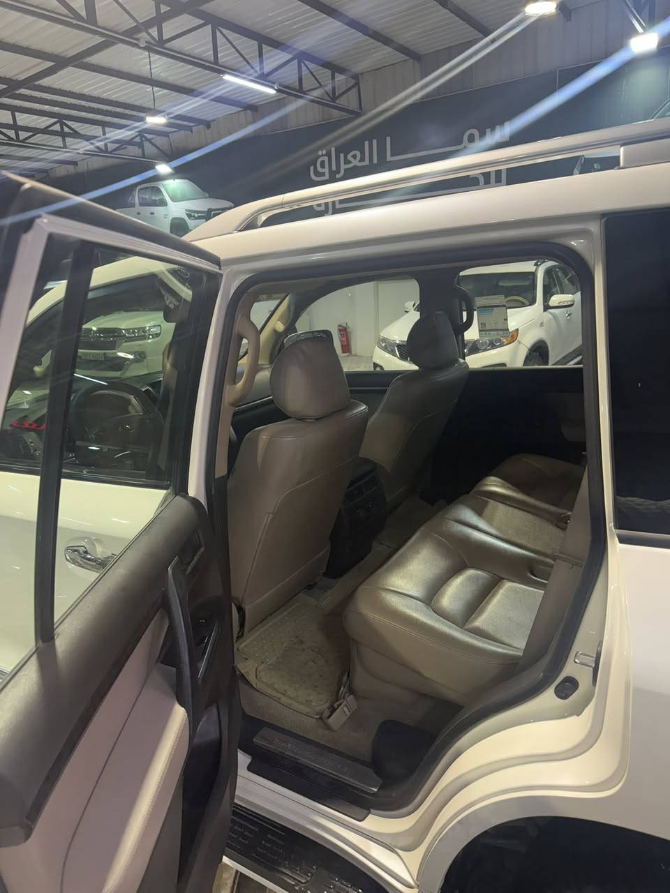 سلام عليكم
لاندكروز GXR 2010 جديدة بلكارتون الي يدورون جديد ومكفول 
بريم فول مواصفات معروفة مواصفات البريم ميحتاج اذكرها 
مكفولة كفاله عامه حتى داعامياتها بلاديه حتى مسجل بلادي موجود
 بيها بارد صغير بلباب و بيها سونار 
ماشية 114 اصل 
رقم جديد وهزة جديدة 
غرفتها نضيفة كلش يشوفها يكول سيارة مديل 21 
سعر 310 
النجف الاشرف 
***********
