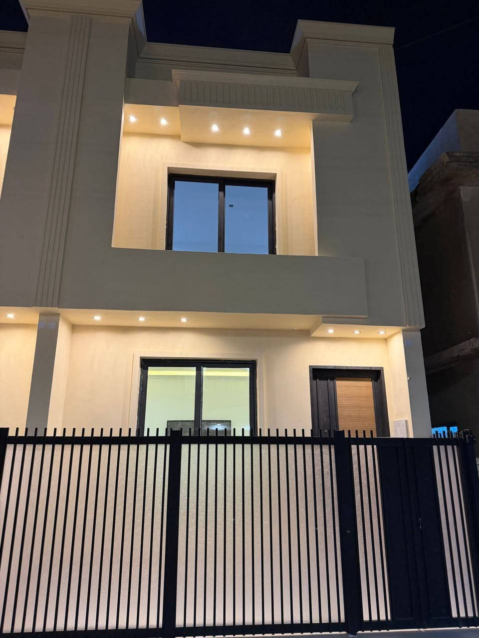 🏡مشتملات🏡 🏡🏡 بناء حديث درجه اولى 🎖️✨ للبيع
مشتملات  ثلاث 🏡🏡🏡 

 المساحه المشتمل الواحد 50 متر
الواجهه ↔️ 5 ×10↕️ النزال

يحتوي المشتمل الواحد على

طابق الاول1️⃣يحتوي على صحيات وحمامات
وصاله ومطبخ واستقبال منور  وغرف النور عدد (3)

الطابق الثاني2️⃣ عدد غرف النوم (2)
وصحيات 

الطابق الثالث3️⃣ غرفه واحده
وسطح جديد بناء درجه اولى

📌 الموقع  حي الجهاد📍 الامانه مربع الذهبي قرب مدينه العاب 

المراجعه (((مكتب الصادق للعقار))) 
على شارع التجاري يم الكراج
مقابيل مخابز الريان

 والاستفسار الاتصال على الارقام☎️ 

*********** تصل او واتساب📞 

*********** تصل او واتساب 📞
