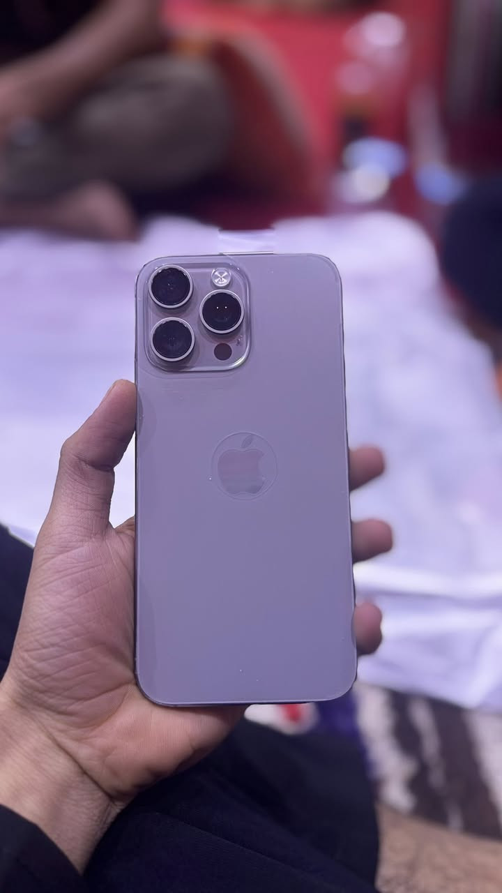 السلام عليكم
15 pro max 
بطاريه 89 مبدل بس شاشه اصليه من ابل لا تعلك ولا شي
الباقي مكفول من كلشي شاصي نضيف كلش ومغلف نانو 
العنوان بصره 
السعر 950 الف 
***********
