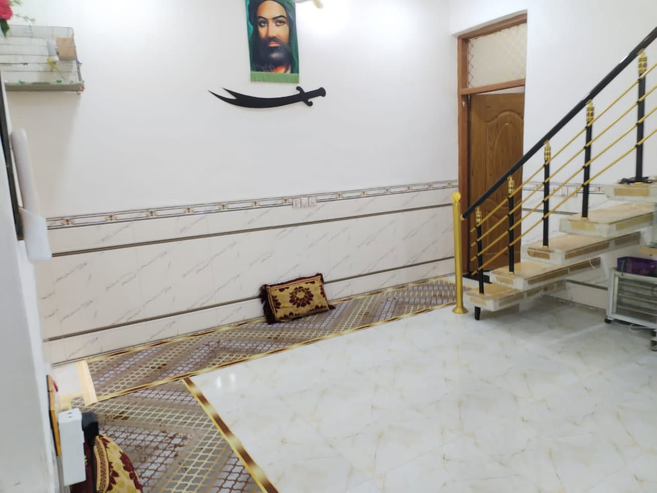 معروض في مكتب الإبداع للعقار 
""""""""""""""""""""""""""""

دار سكن للبيع 

طابقين 

طابو صرف 

موقع ديوانيه //// حي الفرات قرب شارع الصب 

مساحه 100 متر 

الواجهه /// 5 متر 

الدار بناء حديث 

كونكريت مسلح 
:::::::::::::::::::

السعر /// 120 مليون 

تفاصيل 
::::::::

الطابق الأول؛؛؛؛ غرفه  نوم وحده / صالة / استقبال / 

مطبخ / صحيات عدد 2  / 

الطابق الثاني ؛؛؛؛ غرفه نوم وحده / صاله 

للاستفسار 
؛؛؛؛؛؛؛؛؛؛؛؛؛؛

اتصال ع الأرقام التأليه 
—————————-

*********** 

***********

أو مراجعة مكتب الإبداع للعقار 
—————————————-

الكائن ديوانيه //// الجزائر شارع الخدمي مقابل مركز ابن البيطار التخصصي
