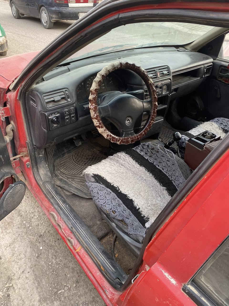 السلام عليكم 
للبيع اوبل فكترا موديل ١٩٩١ سنويه ورقم جدد سياره بلاديه مكينه ١٦٠٠ للاستفسار ***********
السعر ٢٨
