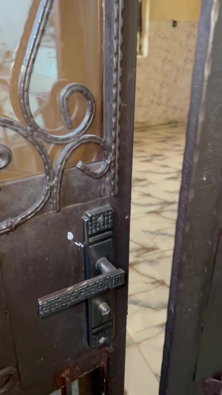 شقة طابق اول للايجار
حي القاهرة الظباط قرب مول قاهرة
صالة مطبخ خدمات غرفة نوم بلكونه
☎️***********
