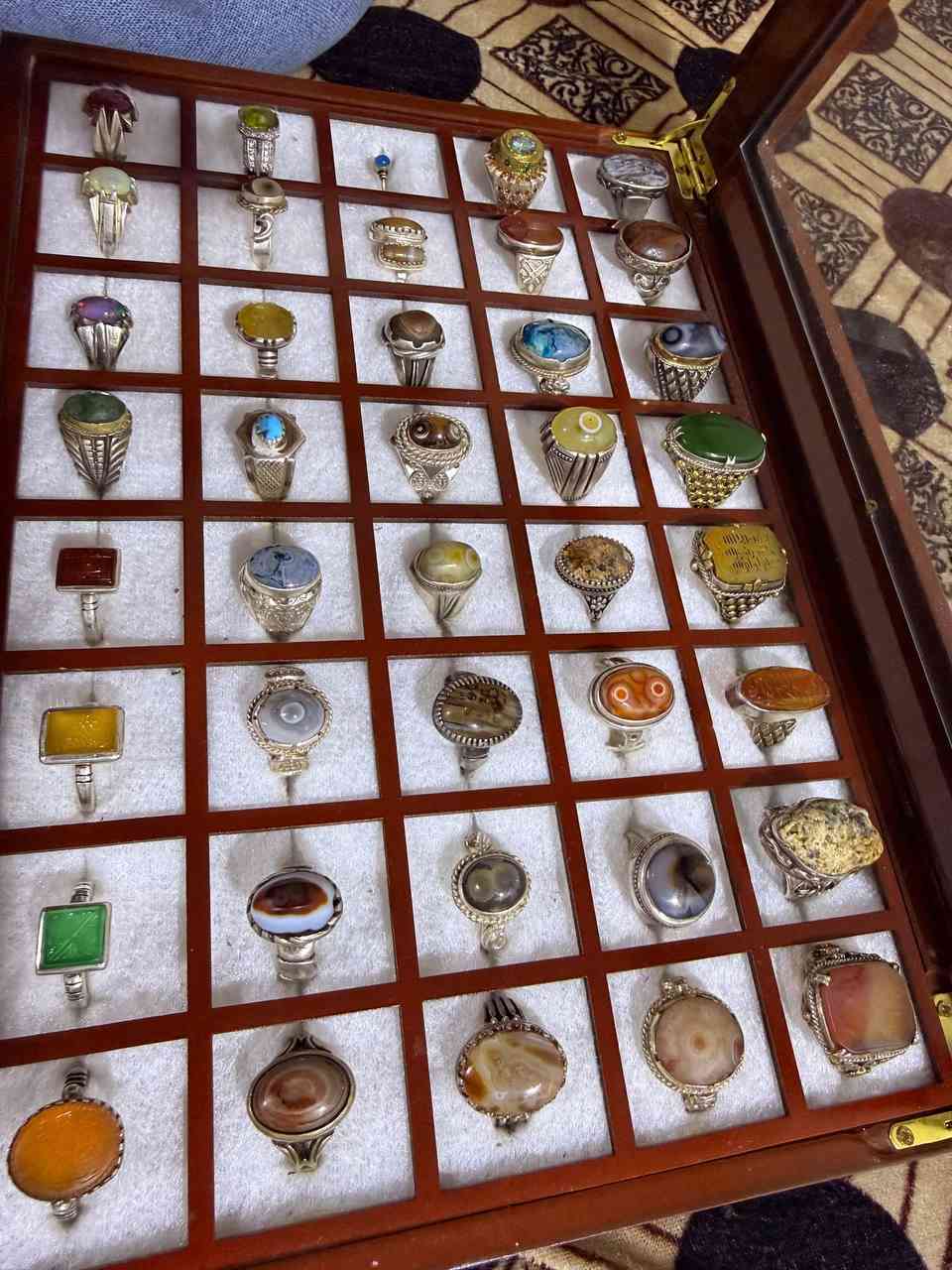 للبيع شلع بيهن داير ذهب وبيهن تحف المال للبيع شلعة وحده ***********
مكاني بصرة
