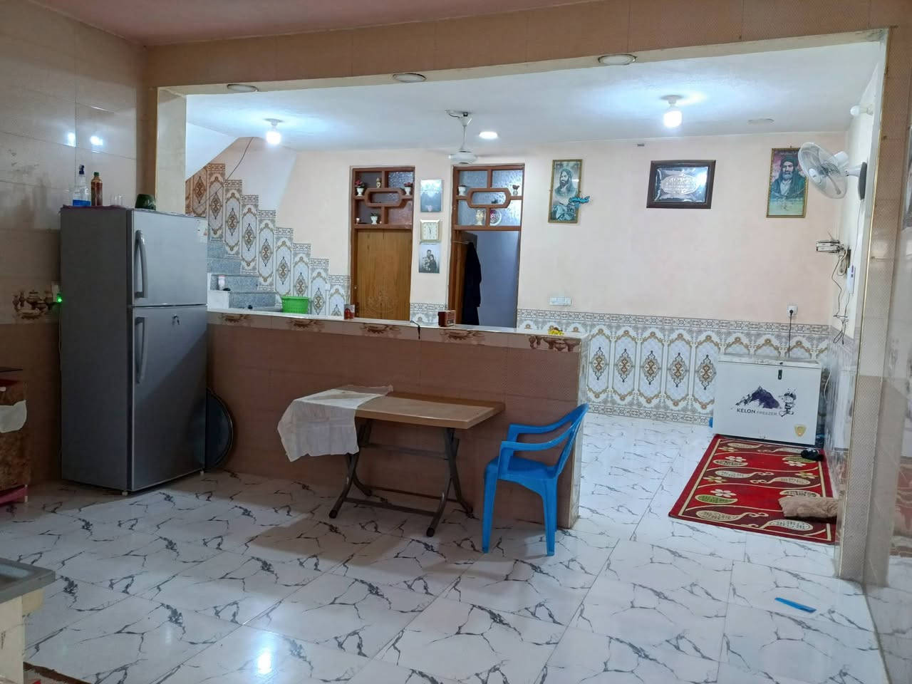 السلام عليكم بيت للبيع مكون من غرفتين نوم وصاله ومطبخ واستقبال بل بيضاء قرب حسينيت السيده زينب مساحت 250الستفسار ***********
