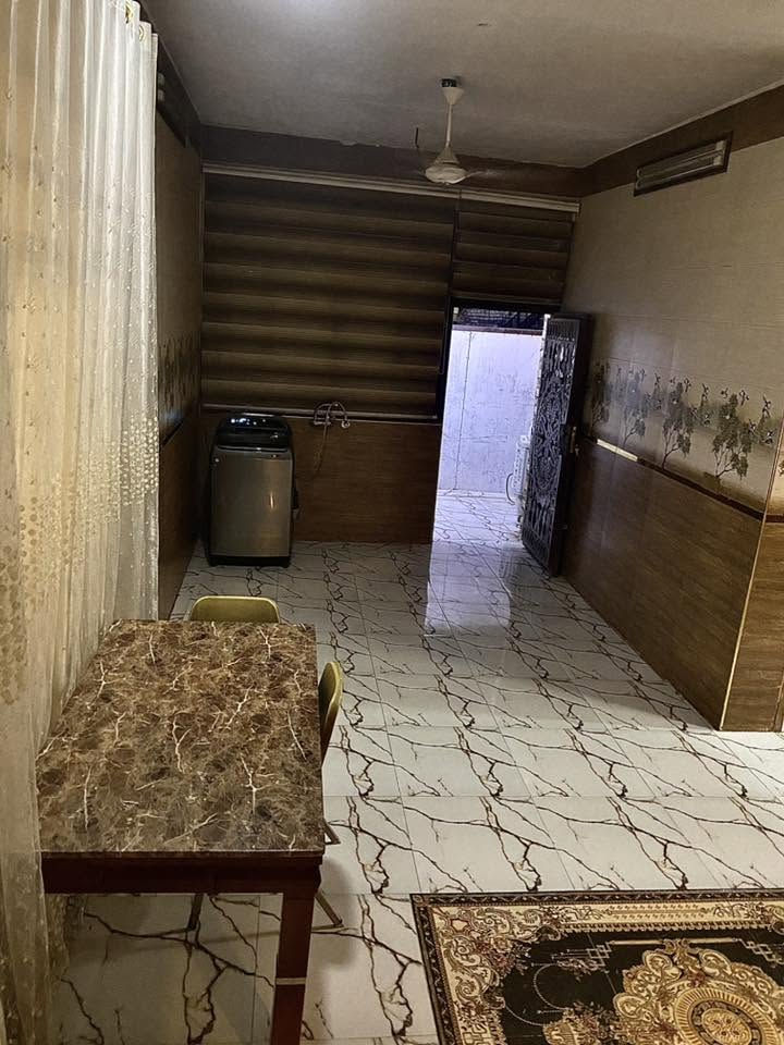 بيت بدون دلاليه للأيجار
170 متر _100 بناء و70 تشجير جانبي من البيت (حديقه)
بيت طابق واحد  وبيتونه
يحتوي البيت طرمه وحمامات عدد2 وصاله كبيره جدآ وحولي كبير مفتوح ع مطبخ بارد ومطبخ حار وغرفه نوم كبيره 
الدوره كفاءات الصحه الزراعي قرب الجسر 
الرقم ***********
