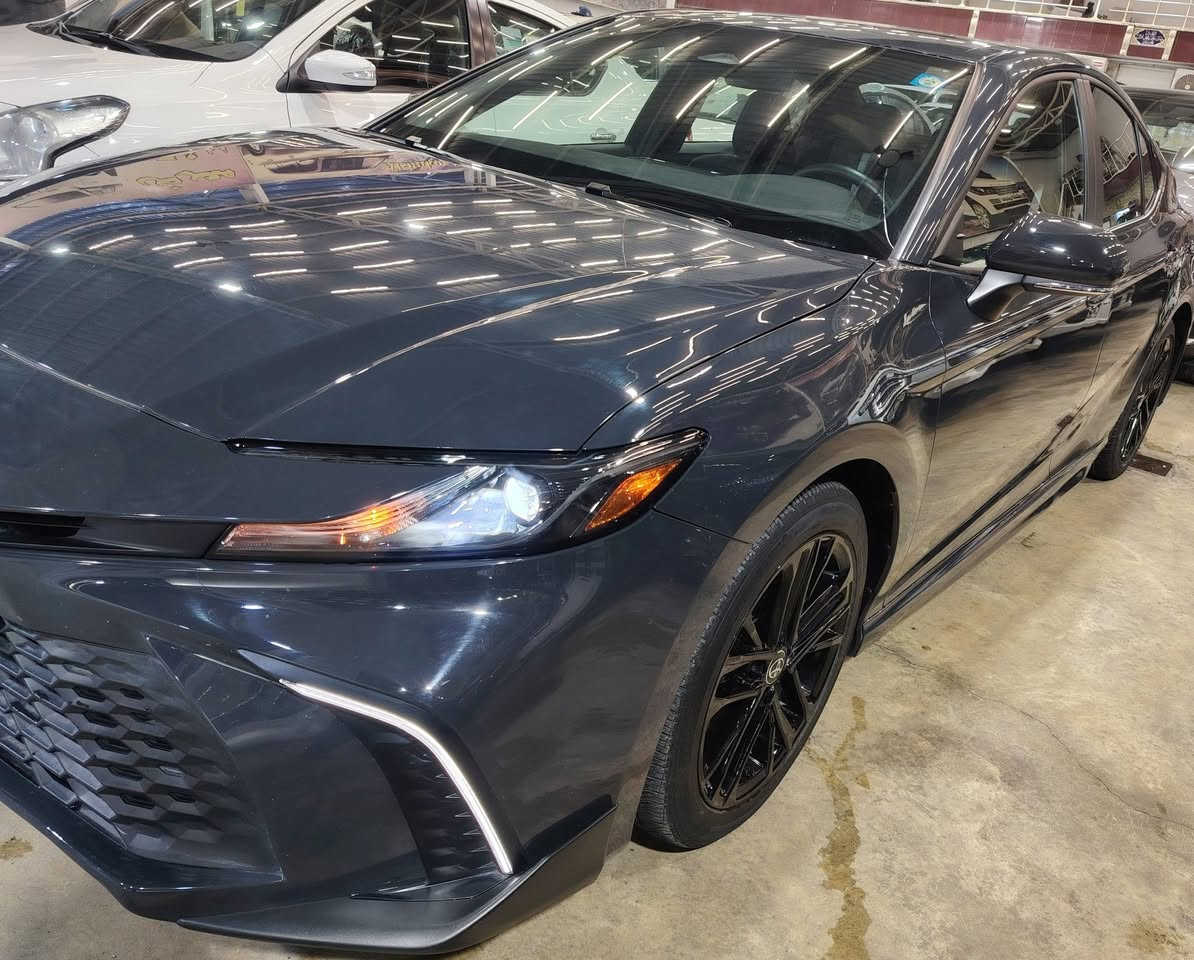 السلام عليكم 

للبيع — [Toyota كامري ] [2025] بلاك ادشن 
المواصفات:

اللون: [سمنتي  المميز ]
المحرك: [2500هايبرد ]
 ناقل الحركة: [أوتوماتيك]
الممشى: 7 الف m  زيرو  

المواصفات: [ SE ] فول عدئ فتحه 
-تشغلي عن بعد
-وَيْل 18
-بصمة تشغيل
- محرك 2500 ccهايبرد
‏- بصمة ابواب
- غرفه  جلد اسود    
- مقاعد  جلد اسود و ابيض       
- تحكم ستيرن كامل
-شفتات ستيرن
-  اضوية LED
-رادار امامي 
- مثبت سرعة 
-نظام قيادة ذاتية 
- نظام EV mode +نظام Sport mode
- نظام توفير الوقود ECO
- نظام النقطة العمياء
- نظام تحديد المسار
- مانع تصادم
- مانع انزلاق
- شاحن هاتف لاسلكي
- هاند بريك بصمه 

السعر: [228  بيها مجال 
الموقع: [بغداد ]
للمعاينة أو مزيد من الصور: راسلني على الخاص أو واتساب: [*********** 

*ملاحضة  صور الحادث سونار موجود في المنشور بيها قبق جنطه جاملغ خلفي بجم كبس بدون ايرباك.
