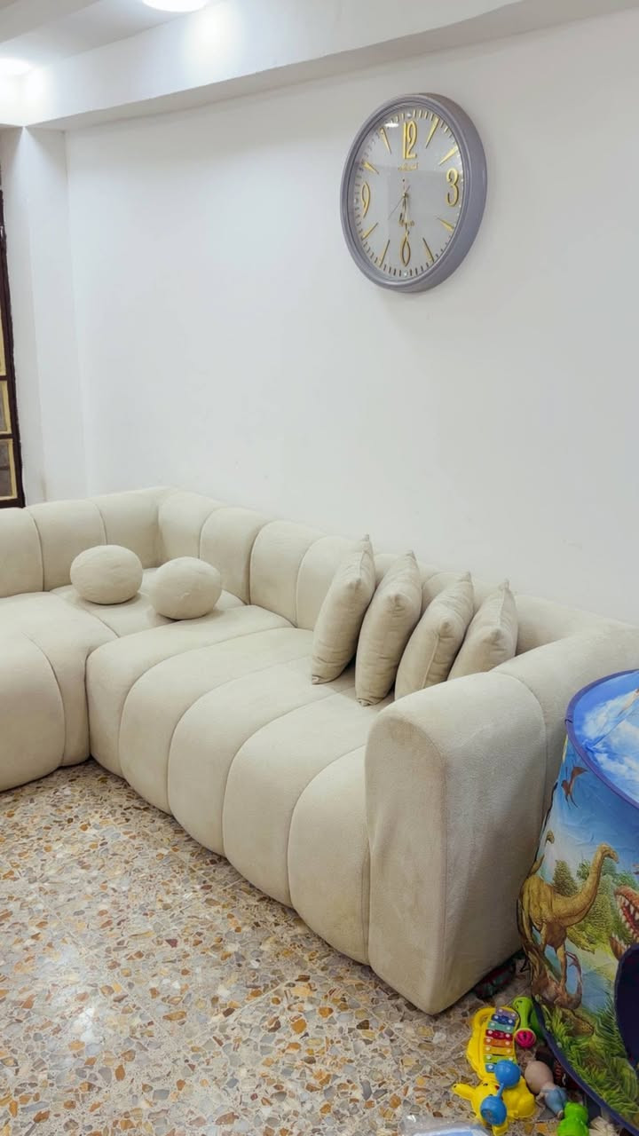 للبيع تخم جلوس فخم ببلز✨
تخم جلوس فخم وأنيق، مكوّن من 3 قطع، بلون بيجي/عسلي راقٍ يناسب مختلف الديكورات.
جديد وبحالة ممتازة، صناعة تركية بجودة عالية وتشطيب مرتب.
💠 3 قطع
💠 لون بيجي/عسلي
💠 جديد
💠 صناعة تركية
💠 تصميم فخم ومريح
💰 السعر: 700 ألف دينار ويوجد مجال بسيط للتفاوض.
للاستفسار أو المعاينة، راسلني على الخاص. 🌹


**إذا كنت صاحب هذا الإعلان وتريد حذفه لأي سبب، رجاءا أرسل رسالة إلى الدعم الفني**