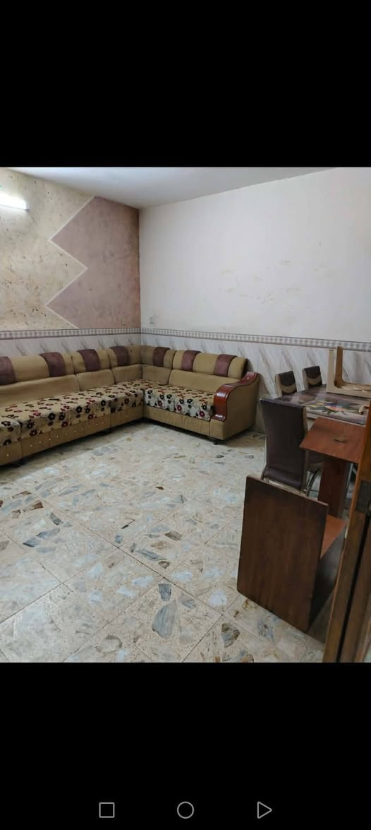 السلام عليكم بيت للبيع حي الحسينيه البيت ركن مساحته 210 يحتوي البيت طابق الاول غرفه  نوم صاله واستقبال المطبخ الطابق الثاني ثلاث غرف نوم وصاله سعر البيت 190 وبي مجال الاستفسار على هاي الارقام
***********
***********  مكتب الجبوري  للعقارات
