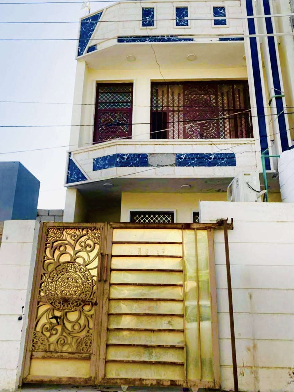 سلام عليكم بيت للبيع مساحه ١٠٠متر بناء جديد طابق نص كاطون شارع مدارس  قريب على مدرسه الشام طابو صرف ***********
