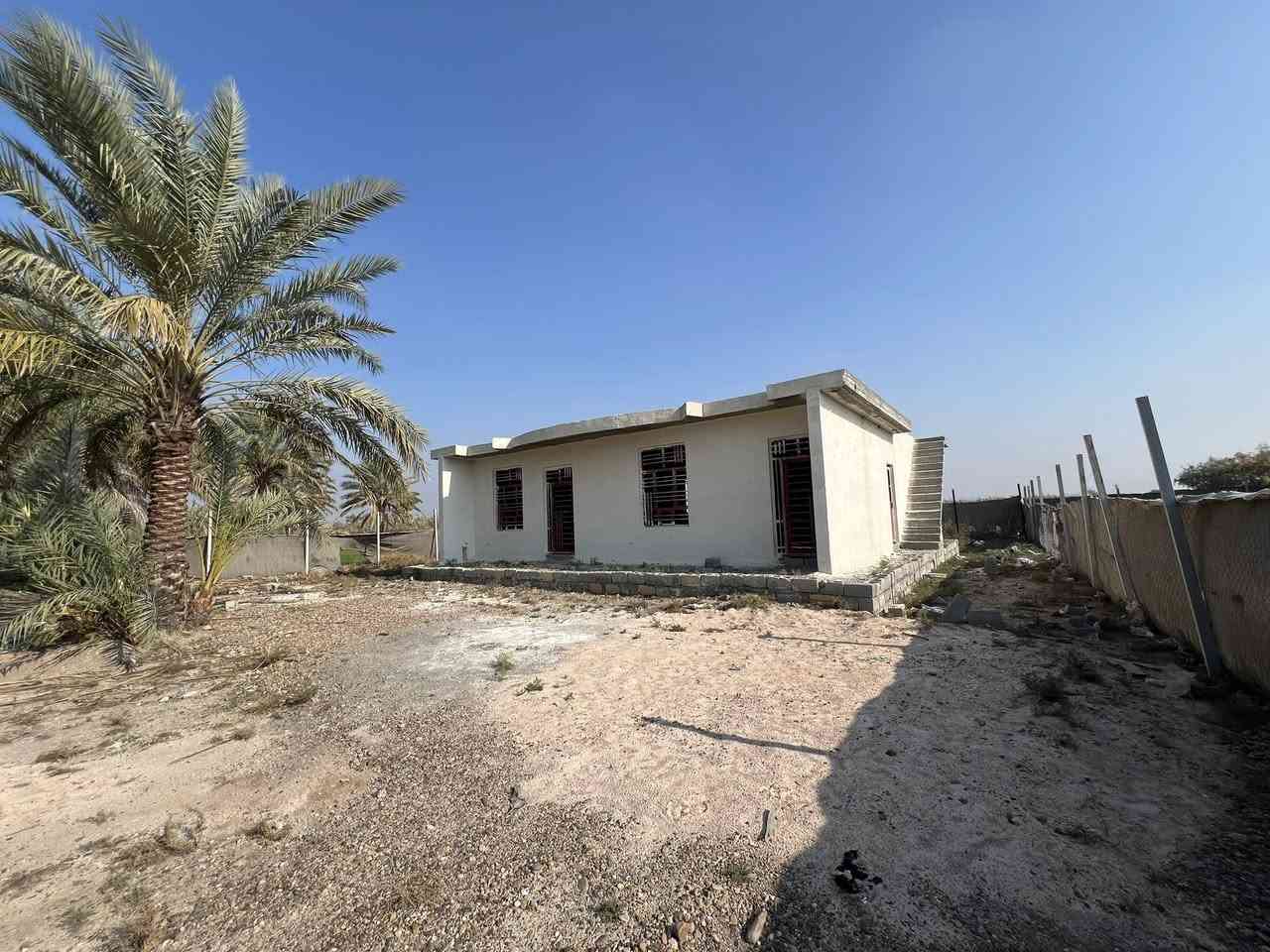 ارض عقد زراعي
مساحتها 2000 متر 
الواجهة 23 
النزال 88 
تحتوي ع مشتمل مساحته 120 متر 
يحتوي ع بئر 16 متر 
عنوانها السلاميات  نزله الشريفات 
مكلف بالنشر 
***********
