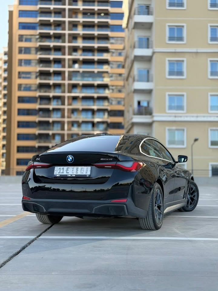 السلام عليكم 
للبيع 
BMW I4 eDrive35 
2024
🔋سياره كهرباء بالكامل _ بطارية 84 KWH 

مدخلين شحن Ac/Dc

وارد أمريكي: 
حادثها موضح بالصور :
 فقط بارد بالجاملغ الخلفي وبيها رصعة بالجاملغ الأمامي والباب الخلفي مصلحها بتقنية PDR …. والشباك الأمامي مبدل ….. الايرباكات عليها مقاومة.. وايرباك الاستيرن تبدل بواحد اصلي سستم …. 

______________________________________________
 (Electrically Excited Synchronous Motor).نوع المحرك

•نظام الدفع : خلفي (RWD) 
•عزم دوران : 400 نيوتن متر 
•نظام التعليق: تعليق أمامي MacPherson وتعديل خلفي مستقل خماسي الوصلات ( موصول بنظام متكيفة لراحة فائقة )
•المدى: من 400 إلى 480 كيلومتر بالشحنة الكاملة (حسب ظروف القيادة وطبيعة الطقس ) 
•الشحن السريع (DC Fast Charging): يدعم حتى 180 كيلوواط (يشحن من 10% إلى 80% في حوالي 31 دقيقة).
•نظام الاسترجاع: مستويات متعددة لاسترجاع الطاقة أثناء التباطؤ والفرملة (شامل وضع القيادة بدواسة واحدة One-Pedal Driving / وضعية B.
•الفرامل والتحكم بالثبات: نظام الفرامل المانعة للانزلاق(ABS)، توزيع قوة الفرملة إلكترونياً (EBD)، نظام التحكم الديناميكي بالثبات (DSC)، ونظام التحكم في الجر (DTC).
______________________________________________
المواصفات : 
•فتحة سقف
•بصمة + بصمة أبواب 4 
•هاند بريك كهرباء 
•نظام اوتو هولد 
•أنظمة قيادة (Comfort,sport,Eco pro)
• تدفى بالكشنات الأمامية 
•كشنات جلد بالون الأحمر 
•الكشنات الامامية كهرباء 
• نظام خزن وضعية الكشن 
•شاشة وسطية للمعلومات والترفيه تعمل باللمس قياس 14.9 بوصة موجهة نحو السائق.
•شاشة عدادات رقمية بالكامل قياس 12.3 بوصة قابلة للتخصيص.
•الشاشة تدعم التحكم بالأوامر الصوتية واللمس و  Gesture Control.
•تدعم نظام Carplay, Android Auto .
•نظام الملاحة Navigation 
•نظام تحذير السرعة Speed Warning 
•شاحن لاسلكي Wireless Charger 
•WiFi Hotspot 
•مخارج USB/AUX 
•حساسات امامية وخلفية و جانبية 
• نقطة عمياء 
• رادار امامي وخلفي وجانبي 
• نظام تحذير من مغادرة المسار Lane Departure Warning 
• نظام تحذير تغير المسار Lane Change Warning 
•مساعد الانتباه Attention Assistant 
•مساعد اليقظة Attentiveness assistant 
•نظام تدخل التوجيه الذي يساعد في تعديل اتجاه السياره تلقائياً للحفاظ على المسار Steering intervention 
•نظام تحذير من الاصطدام الامامي والخلفي 
•نظام تنبيه حركة المرور التقاطعية الخلفية (Rear Cross-Traffic Alert).
•مانع انزلاق 
• مثبت سرعة Cruise control 
•أضاءة ترحيبية 
•كاميرا خلفية عالية الدقة بزوايا واسعة.
•حساسات ركن أمامية وخلفية بالموجات فوق الصوتية (PDC).
•مساعد الرجوع للخلف التلقائي (Backup Assistant)
•تكييف هواء أوتوماتيكي إلكتروني بنظام توزيع ثلاثي المناطق (Tri-zone Automatic Climate Control).
•صندوق خلفي كهربائي بالكامل (Power Liftgate) مع خاصية الفتح بالحركة دون استخدام اليدين (Hands-free access).
•اضوية ليزر BMW Laser Lights
•ليد BMW LED headlights 
•مصابيح نهارية LED 
•مصابيح خلفية LED 
•مرايات جانبية كهربائية قابلة للطي 
• إشارة بالمرايات الجانبية 
•تبريد خلفي منفصل 
______________________________________________
السياره حالياً ماشيه (16.000) الف ميل 

📍مكان السياره: بغداد / اليرموك 

💲 السعر : 28.000$ وبيها مجال بسيط 

للاستفسار: ***********
