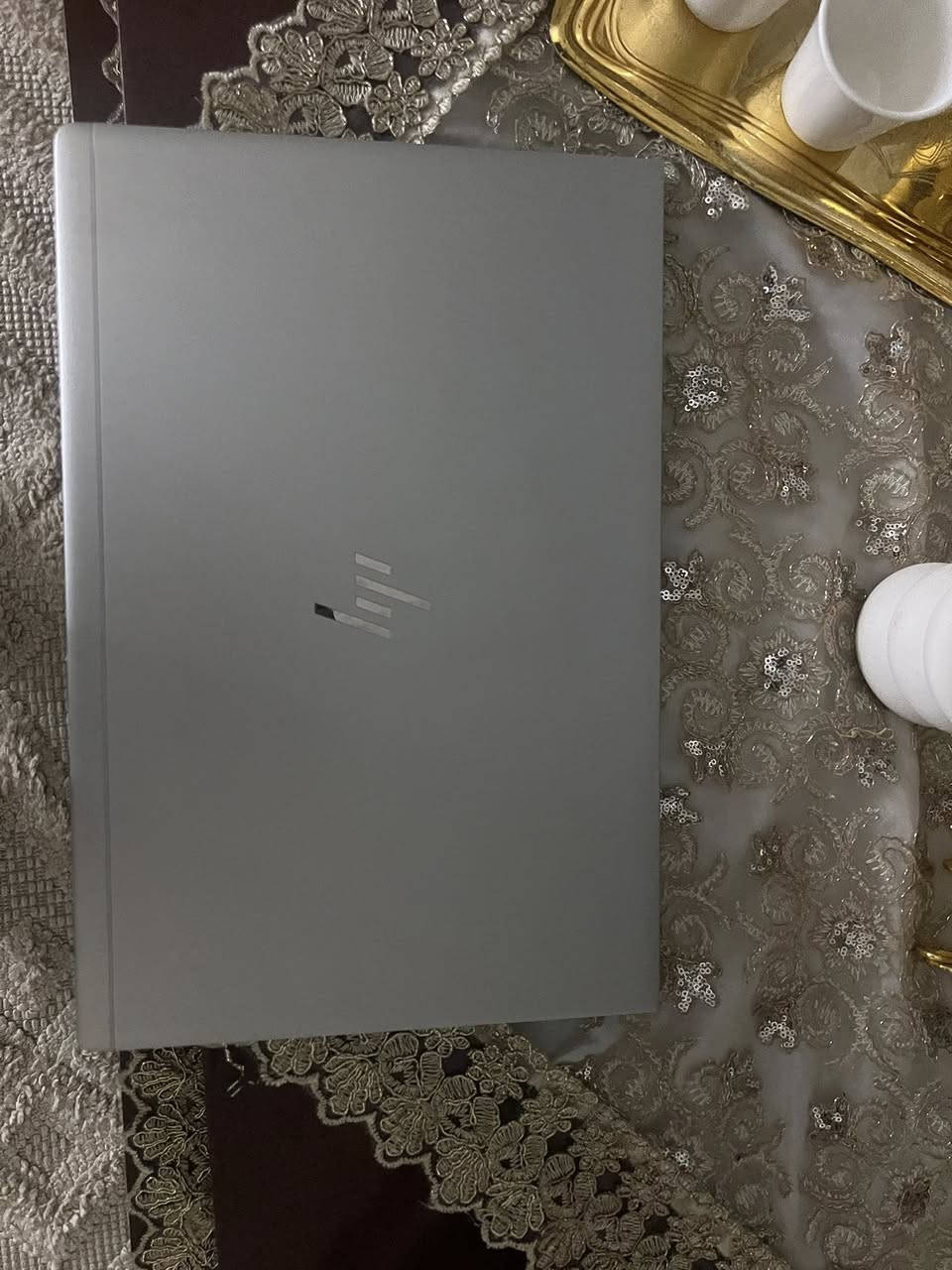 العنوان: لاب توب HP EliteBook نظيف جداً (شبه جديد) بمواصفات ممتازة 💻✨
الوصف:
للبيع جهاز HP EliteBook (الفئة الاحترافية)، الجهاز بحالة الوكالة، نظيف جداً جداً (خالٍ من أي عيوب أو خدوش)، واستخدامه خفيف جداً. 
المواصفات التقنية
• المعالج: Intel Core i5 (الجيل الثامن) - أداء سريع ومستقر.
• الذاكرة العشوائية (RAM): 16 DDR4GB (ممتاز جداً لفتح برامج كثيرة في وقت واحد بدون تعليق).
• التخزين: 512 GB SSD من نوع Samsung (إقلاع للجهاز في ثوانٍ وسرعة عالية في نقل البيانات).
• الشاشة: 15.6قياس كبير مع لوحة مفاتيح كاملة (تتضمن أرقام جانبية Numpad).
• الصوت: نظام صوتي نقي جداً من شركة Bang & Olufsen العالمية.
• المميزات الإضافية:
• بصمة إصبع سريعة للقفل والأمان.
• لوحة مفاتيح مضيئة (Backlight) للعمل في الظلام.
• بطارية بحالة ممتازة تدوم لفترات طويلة.
حالة الجهاز:
✅ الجهاز جديد كلش ومابي أي خلل تقني أو مصنعي.
✅ لم يتم فتح الجهاز أو تصليحه سابقاً.
✅ النظافة الخارجية 100%.
السعر 375مكاني بغداد واتساب ***********
