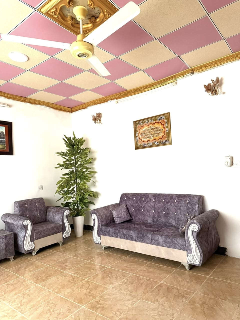 #اعلان
دار للبيع مساحة 200متر 

#مواصفات غرف نوم عدد2 هول كبير استقبال مطبخ صحيات بيتونه كراج حديقه سيراميك سقف ثانوي 

#خدمات كامل مجاري رصيف 3امتار شارع 30متر مقابيل مدارس ابتدائيه متوسطه بنات والبنين يصلح كلشي شارع تجاري محلات يتاجر منظمه مقرات صف داره هجره ومهجرين 

#الجنس العقار طابو صرف تحويل ثاني يوم 

#العنوان ديالى خانقين خلف ملعب 

#اتصال ***********  مكتب علي الوندي للعقارات ومقاولات
