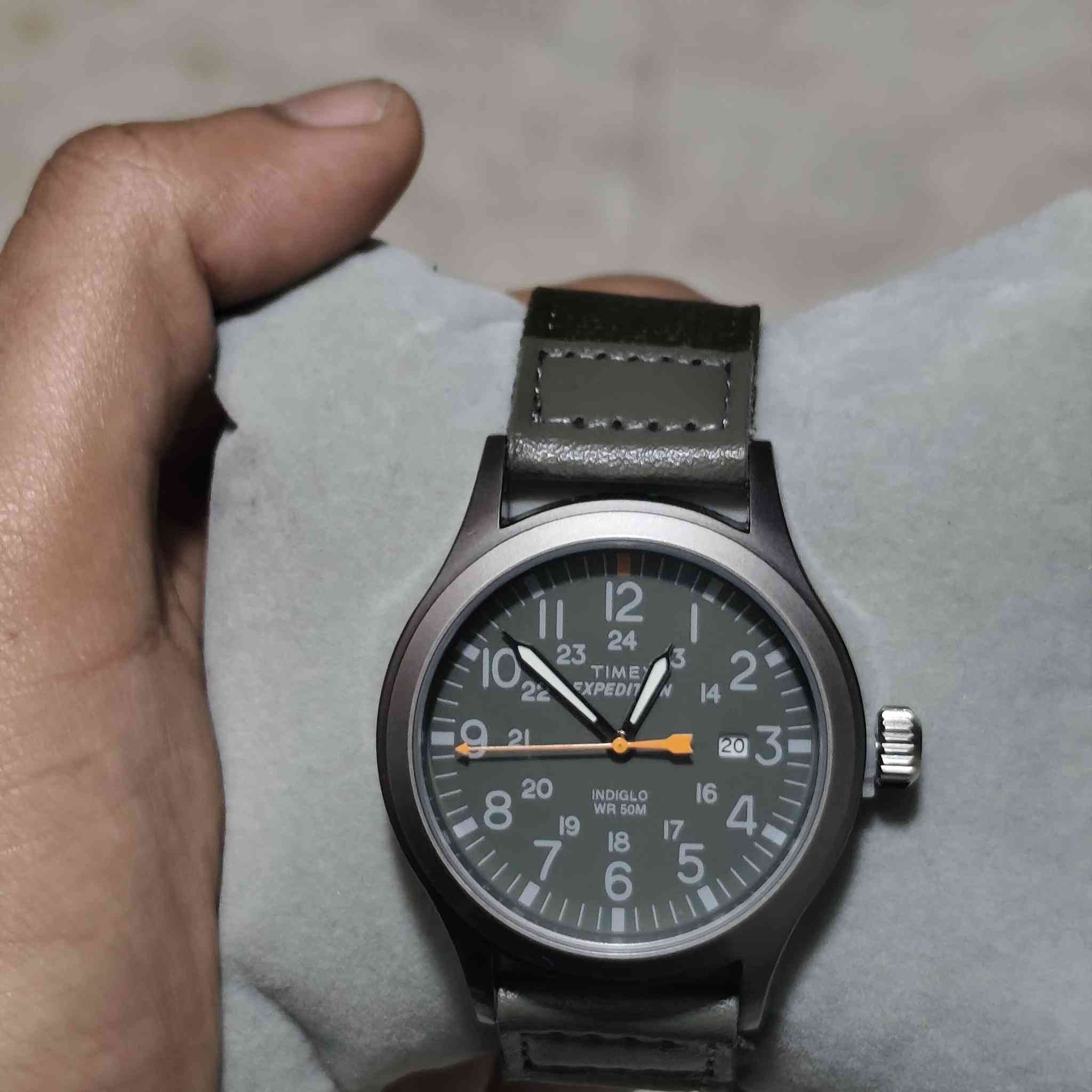 تايمكس إكسبيديشن سكاوت (Timex Expedition Scout)،
جديدة لوك مع مرفقاتها
 ساعة عسكرية التصميم تُركز على العملية والمتانة للمغامرات الخارجية. 
المواصفات الأساسية
الإضاءة: مزودة بتقنية Indiglo للإضاءة الخلفية، وهي ميزة حصرية من تايمكس تتيح رؤية الوقت بوضوح في الظلام عند الضغط على التاج.
المينا والعقارب: تحتوي على أرقام عربية كاملة بتنسيق 12/24 ساعة، مع نافذة لعرض التاريخ عند موضع الساعة 3.
الهيكل والقياس: قطر الهيكل يبلغ 40 ملم، وهو مصنوع من النحاس بلون رمادي (مات) مع كريستال زجاجي معدني.
مقاومة الماء: الساعة مقاومة للماء حتى عمق 50 متراً (WR 50M)، مما يجعلها مناسبة للسباحة الترفيهية ولكن ليس للغوص.
الحركة: تعمل بحركة كوارتز تناظرية دقيقة. 
السعر 110
متوفر توصيل لكل العراق 🇮🇶


**إذا كنت صاحب هذا الإعلان وتريد حذفه لأي سبب، رجاءا أرسل رسالة إلى الدعم الفني**