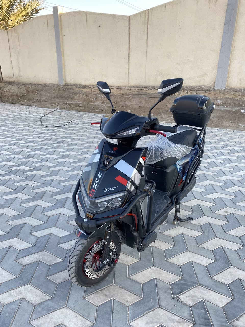 ماطور سكنس( للبيع )
نوعيه ألماسه
موديل 2026
ثلاث انضمه تشغيل بصمه سويج ريمونت 
سماعه بلوتوث 
صار شهر عندي 
السعر ٨٥٠ وبي مجال بسيط 
للتواصل 
وتساب ***********
هاتف ***********
متواجد عله الفيس
