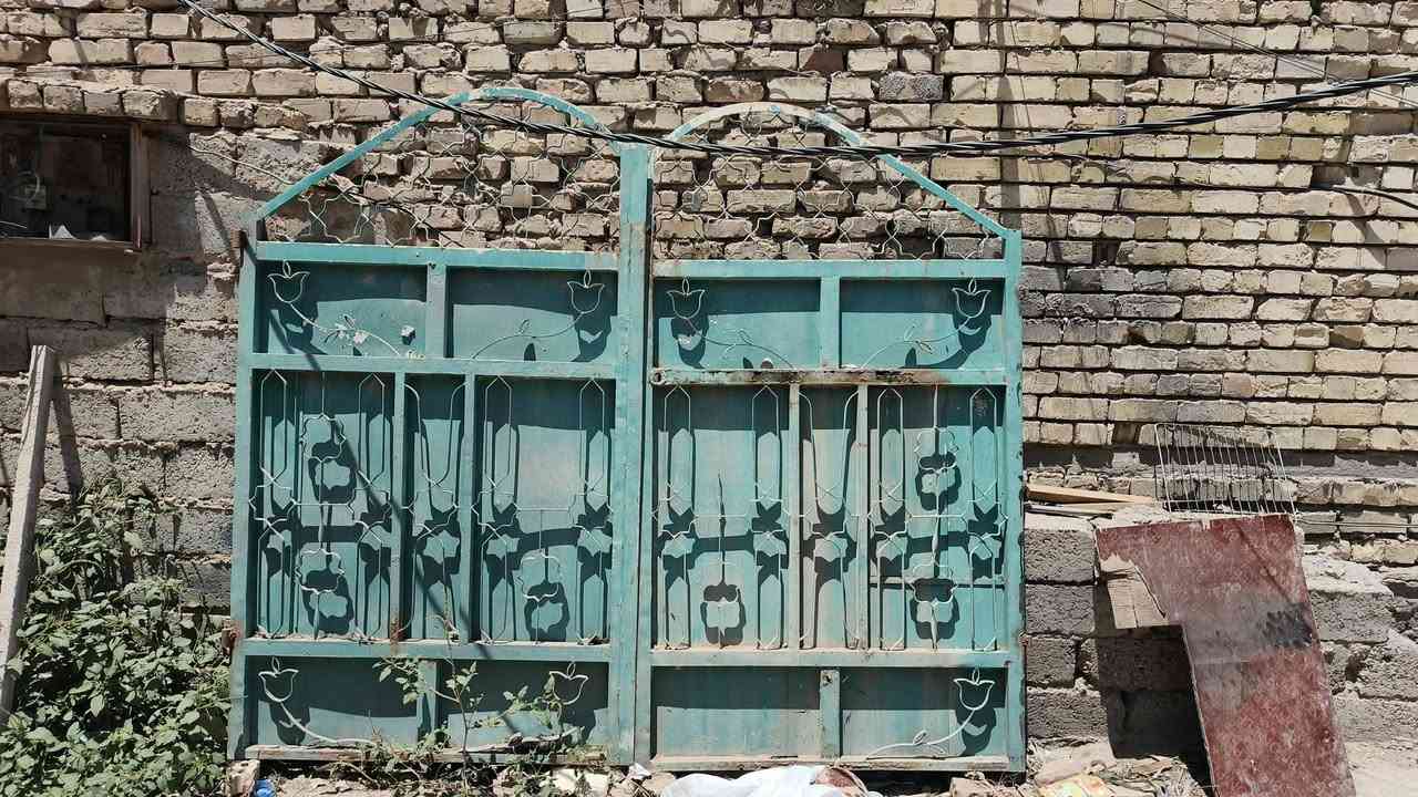 سلام عليكم باب عرضه 2ونص وطواله 3م حديد ثقيل الباب نضيف السعر 250وبي مجال  ***********
