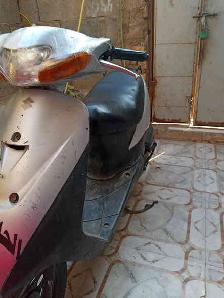 سلام عليكم شباب دراجه رياضي اوراق ما مفتوحه لبيع دراجه نضيفه خرسه العنوان ميسان السعر 250بيها مجال ***********مفتوح واتساب
