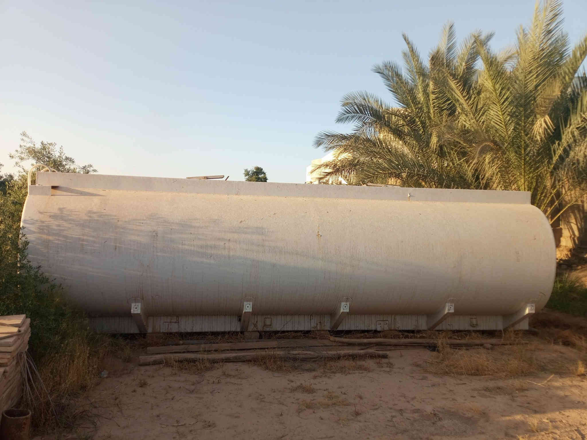 تانكي ماء للبيع سعة ٣٠ الف لتر ماء حالة جيدة جدا صالح للشرب شرط المكان العلم/***********
