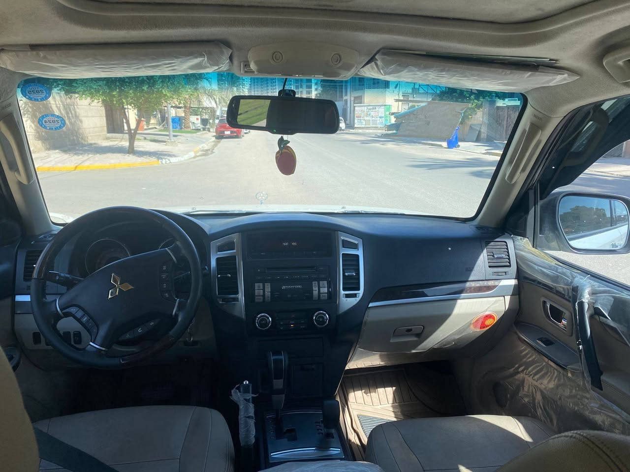 سيارة باجيرو 2015 نظيفة جدا
محرك 3500 V6 

فول مواصفات حبتور 

فتحة سقف سلايد 

كشنات جلد

7 راكب

كير اتوماتيك 5 سرعات

كير خاص للتحكم بنظام الدفع الرباعي 
4wd دفع رباعي كامل دبل ثكيل و خفيف

شاشة وسطية محترمة وكاميرا خلفية وتخم تاير

حساسات خلفية

كرسي السايق والراكب كهرباء

دمام خلفي 

تبريد ٣ قطع

المرآة الوسطية نظام تضليل

لايتات زنون وكشافات ضباب مع 
بلوجكتورات 
 وكروس سرعة، 

مع يدات الابواب نیکل 

تحكم المري كهرباء وأشاير بالمري

نظام مانع انزلاق

اللون الخارجي صدفي وداخل بيجي

تحكم ستيرن كهربائي
مدوشم ستيرن 

وكشنات امامية دوشمة خارجية

خزان بانزين 90 لتر

السيارة نظيفة جدا رقم سليمانية 

ماشية 160كم 

السعر 180 ورقة وبيها حك الجية
مكاني بغداد المنصور ***********
