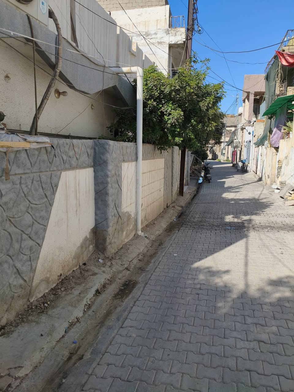 دار للايجار بعقوبة المركز  بالقيصريه مقابيل جامع الشابندر مساحته 85متر مرتب مال عائله زغيره 
للاستفسار ***********
