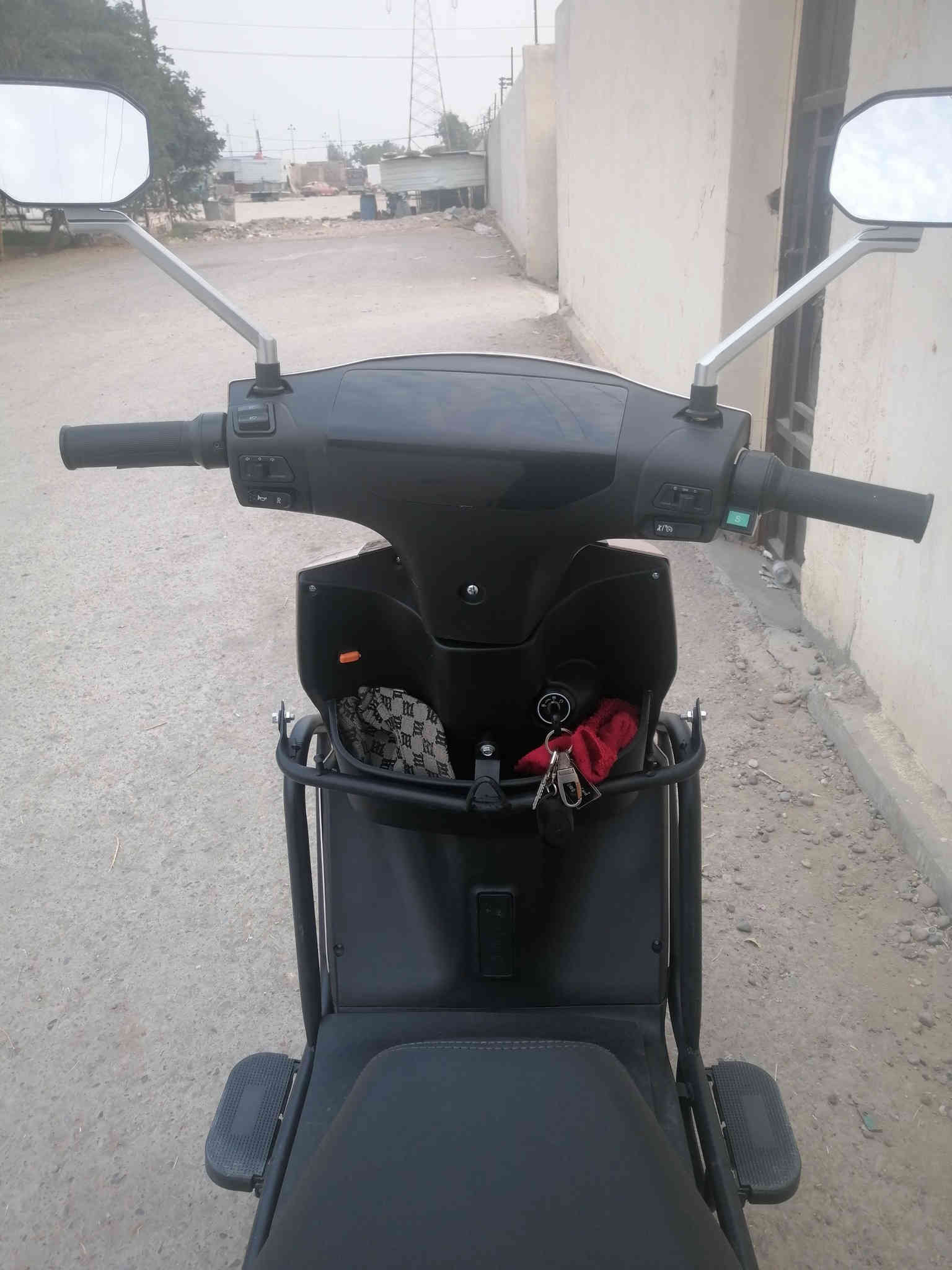 السلام عليكم ماطور شحن للبيع 
شركت نايسي شكل السكنس الحديث المميز
 المميزات
 تايرات جدد
رجوع بك  مع مثبت سرعه
ثلاث سرع 
ابريكات دسك ابو الدهن
مدرع من كل الجوانب 
لايت زنون مع دبل اشاره
لون الماطور المميز عسلي
بطاريات ام ال32امبير 
ام بي اثري 
ثلاث انضمه تشغيل 
اسويك وتحكم عن بعد وبصمه عدد2
قبل 20يوم اخذته 1150
بعده وضع الشركه فول 
السعر الحالي 1000 مليون وبيه مجال
للاستفسار ***********
