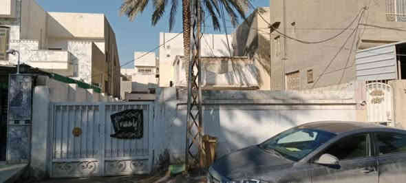 السلام عليكم ورحمة الله وبركاته 
للأيجار: بيت قديم البناء، ظاهر في الصور، البيت الابيض ابو البلكونة مع سطحين 
الموقع: حلة / حي الزهراء مقابل الراية مول، يبعد عن الشارع العام أقل من مئة متر والمنطقة مخدومة تبليط ومجاري مياه ومجاري امطار.
مساحة البيت ٣٧٠م من ضمنه ممر وگراج سيارة يسع ل ٣ سيارات، طارمة امام المطبخ ، الطابق الأرضي: مطبخ صغير ومطبخ كبير يمكن تحويله لغرفة نوم، غرفة استقبال وغرفة نوم، حمام وتواليت منفصلان، حديقة امامية كبيرة وحديقة خلفية أصغر بقليل. الطابق الثاني يحتوي على غرفتين نوم وهنالك سطحين كبير وصغير.
المنطقة أمينة ونظيفة وقريبة من كل شي والجيران أغلى من الذهب ( قدماء من ٥٠ سنة).
الأيجار: ٥٠٠ الف بالشهر 
التواصل على الرقم ***********
أو على الماسنجر 
أو الواتساب ٠٠٤٦٧٣٧٨٢٩٤٦٨
