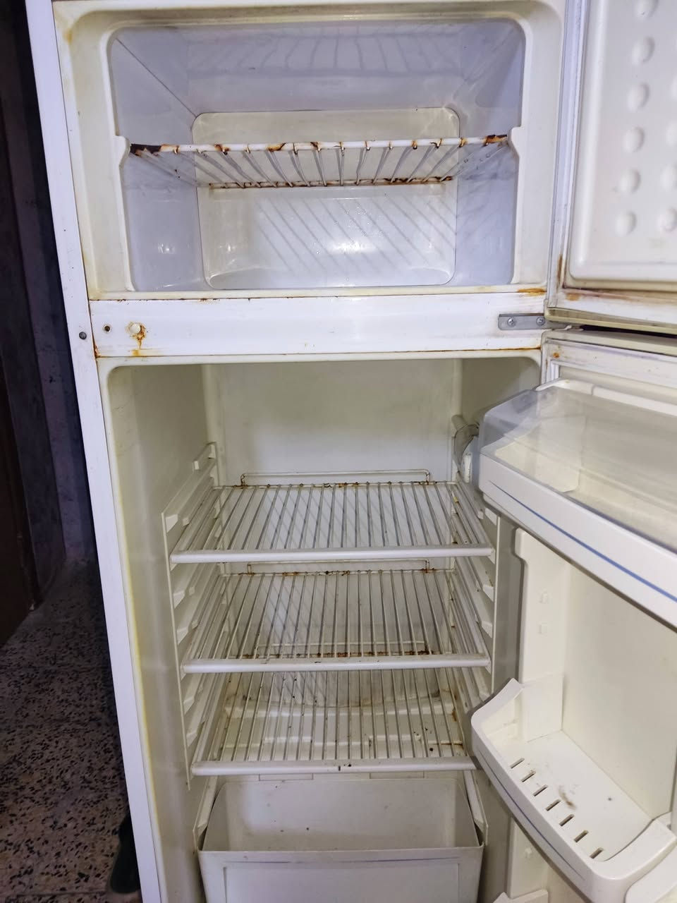 ثلاجه نضيفه للبيع
مكانهه مجمع المصطفى 
السعر 60 بيهه مجال قليل 
هاتف *********** بي واتساب
