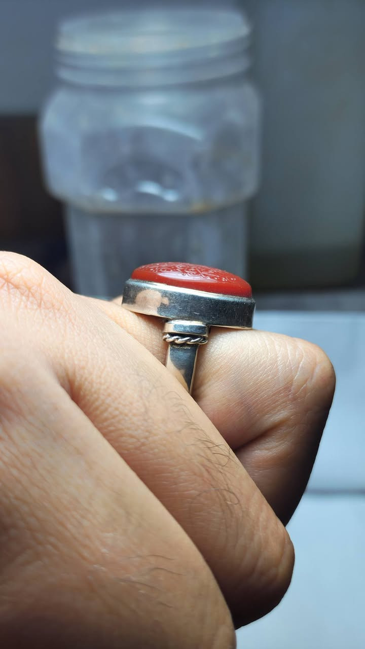 اللهم صل على محمد وآل محمد الطيبين الطاهرين
يماني احمر حر طبيعي قطع دائري خط البركة السيد محمد العاملي خط على الفص في الوسط لفظ الجلالة والاسماء النوارنية للمعصومين الاربعة عشر صياغتي اليدوية صياغة ثقيلة للبيع السعر على الخاص مكاني بغداد مدينة الصدر رقمي للإتصال*********** يوجد توصيل..
