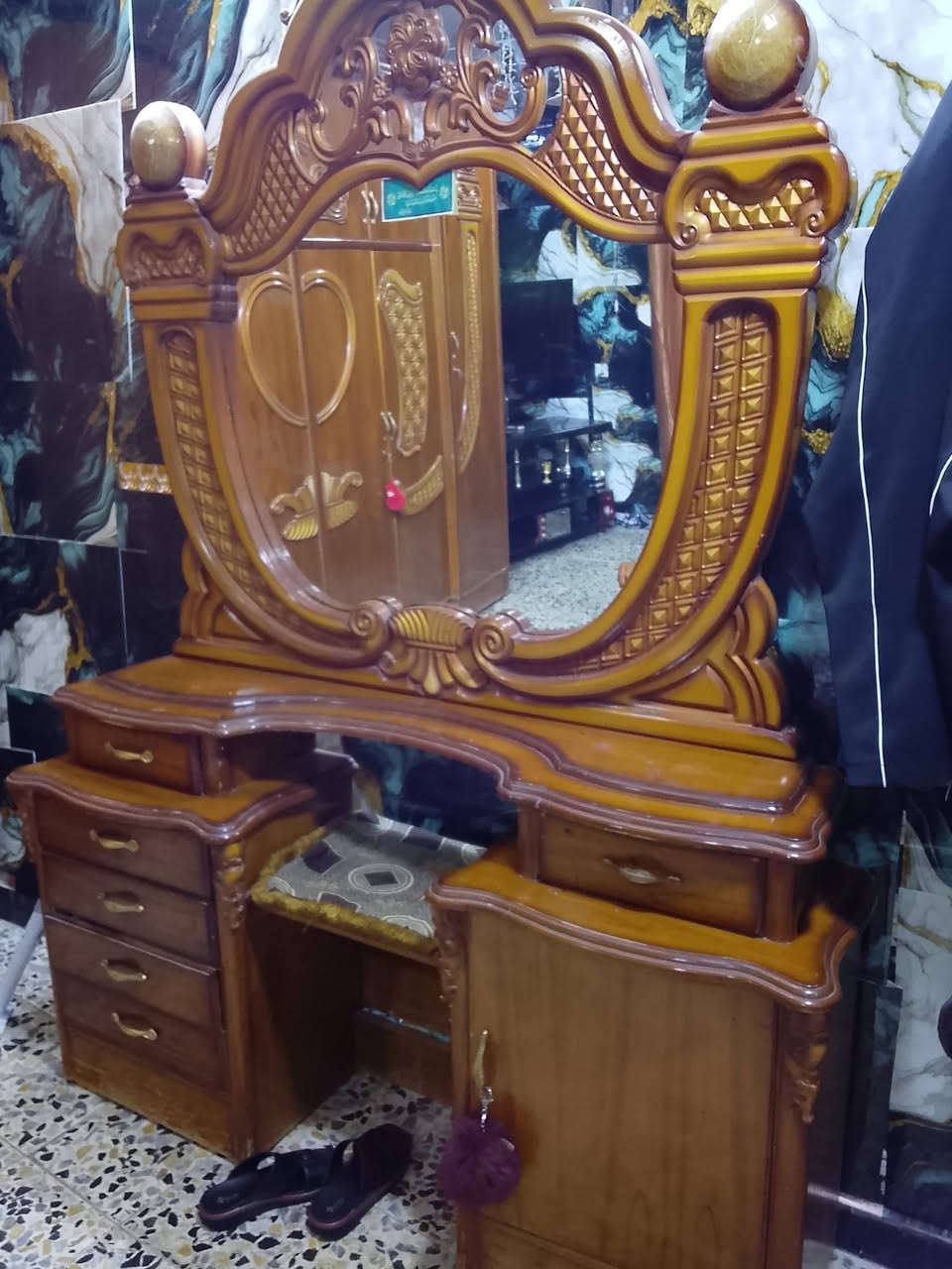 غرفه مرتبه وجديد مستخدمه شي قليل سعرها 750 بيها مجال الرقم ***********

