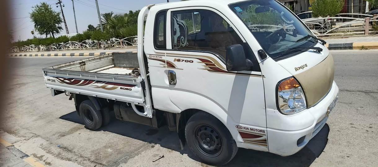 كية موديل 2005 مكينه 3000 
 مكفولة من ضربه بيهة بس خياس معمر رقم نكليزي بأسمي هاي السيارة شوف العين بيهة صبغ بلدوسات ولدواير من الجاملغات والربع مال البيبان باقي القماره مكفولة من ضربه ومن المعجون  مكينه وكير وحداديه وتخم تاير جديد ورقم شاصي جديد اتصل ودلل
تحويل مباشر ثاني يوم.
 مكاني كوت ***********
