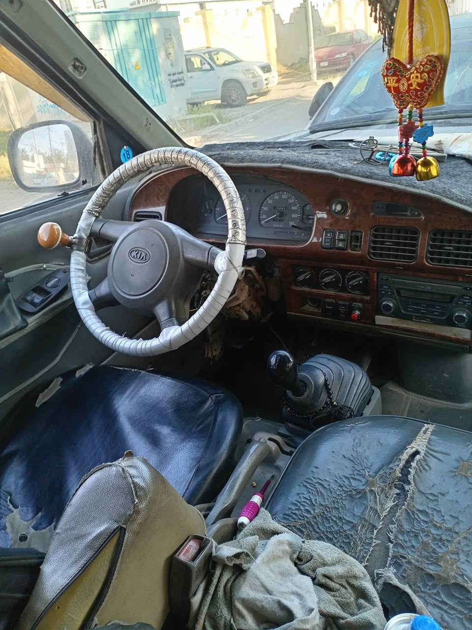 سياره ابريجو موديل ٢٠٠٠ اللون ابيض السياره مصبوغه وسياره. كهربائياتها كله شغاله وحلوه ومابيه اي نقص الصفحه الصغيره بيها معجون من يم الباب السلايت محرك اكسن كير كله خير من الله مال شغل كبل للشارع ومال جناين صدرها زين وخير من الله شواصي واحد معمر تعمير مضبوط والثاني لا الامامي الشراي يتصل ورجاء المو شراي لايعلق رايده ٦٧ ورقه مكاني حي جهاد الاطباء *********** ابو علي
