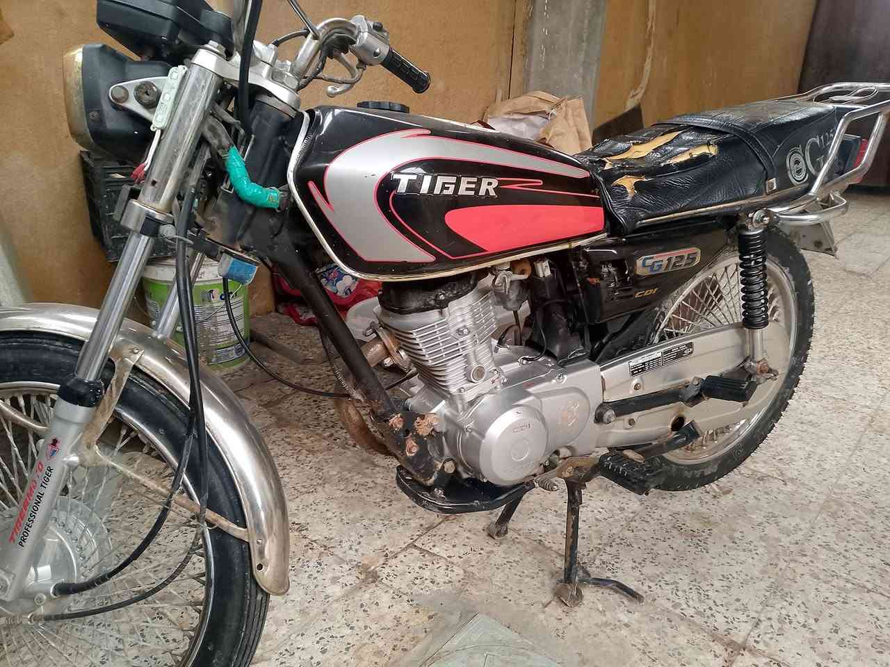 دراجه صيني
موديل 21 أوراق ضايعه مكفوله الدراجه رقم الشاصي والبليته موجودات 
محرك بلاد مامفتوح 
كهربائيات كله شغاله 
العنوان بصره شط العرب قرب الجسر الايطالي 
رقم الهاتف ***********
