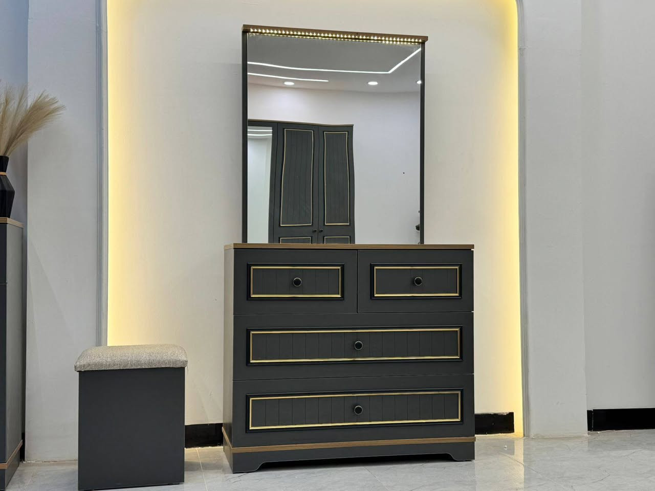 غرف نوم تركي 9 قطع كنتور 8ابواب طول الكنتور 3 متر و 20 سم 
ظهر بلوك 8ملم 
برغي وجوي حديد 
الجربايه وي الكومديات 3 متر 
السعر مليون و ٥٠٠ الف فقط 🔥🔥🔥 
 للحجز والاستفسار راسلونا وات ساب 
  ***********
 البصره 
نقل وشد داخل مركز البصره مجاني توجد خدمه توصيل للاقضيه والنواحي والمحافظات الجنوبيه بأسعار مناسبة ملاحظه ما تدفع اي مبلغ قبل لا تنشد وتكمل ابيتك عليكم بس تنزيل الكراتين من السياره لداخل البيت
